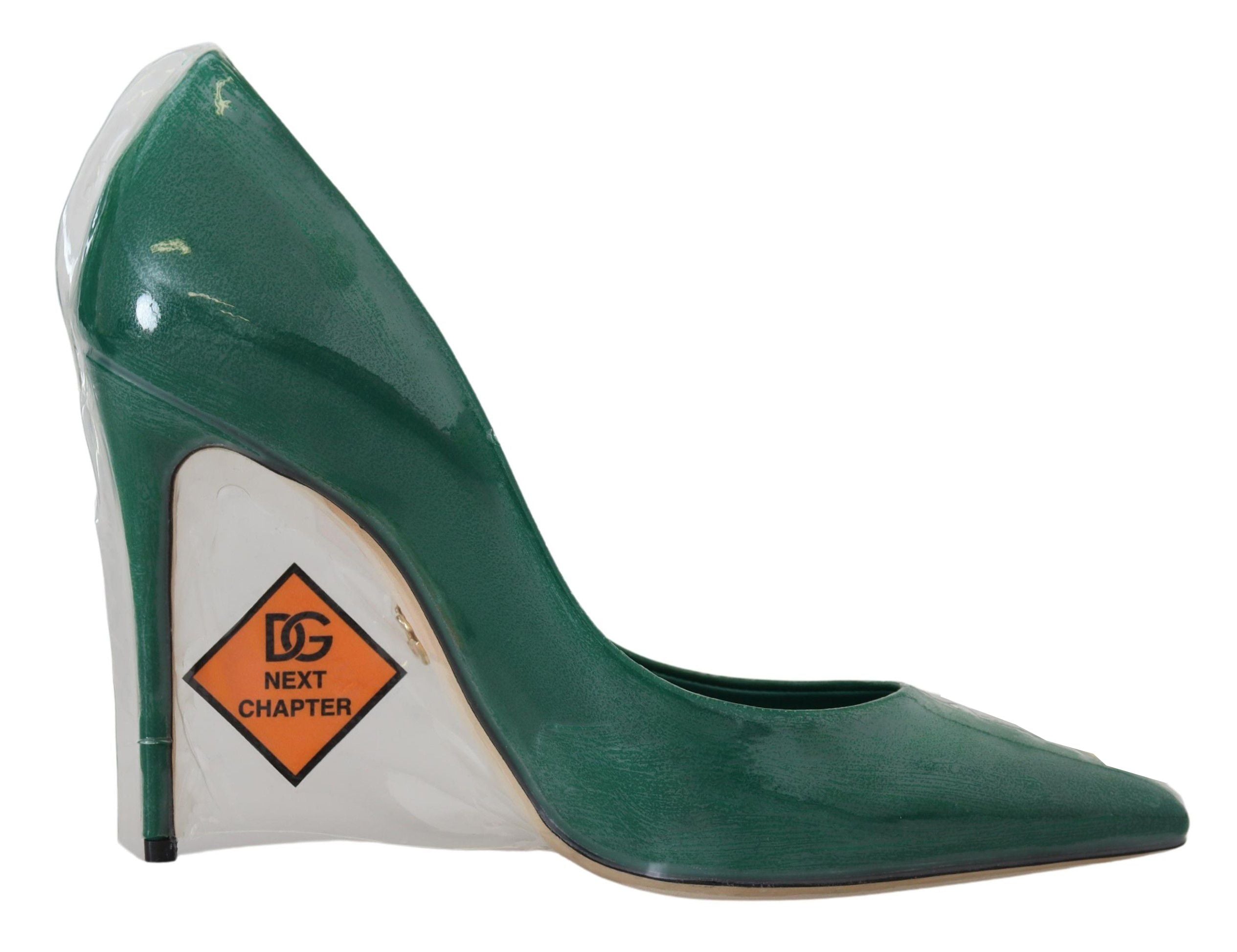 Groene leren pumps met hak en plastic schoenen