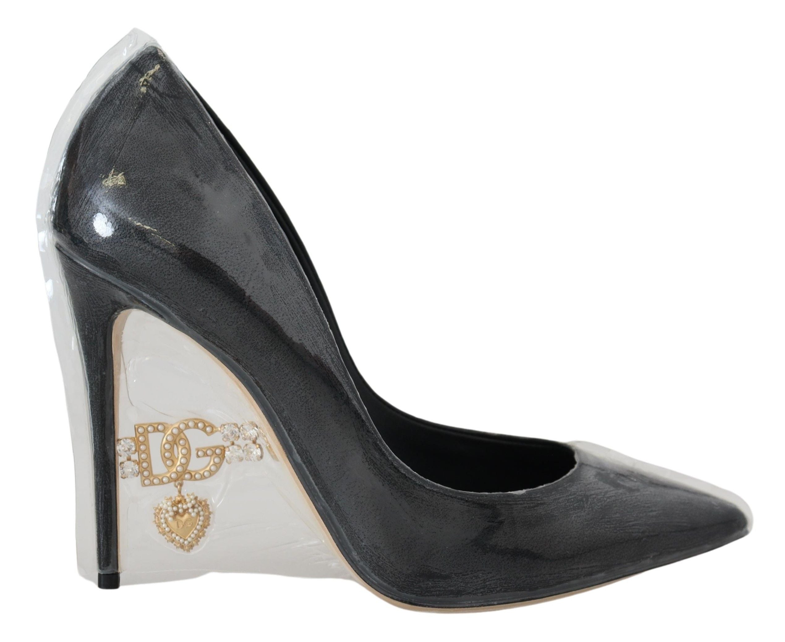 Zwarte leren pumps met hak en plastic verpakking