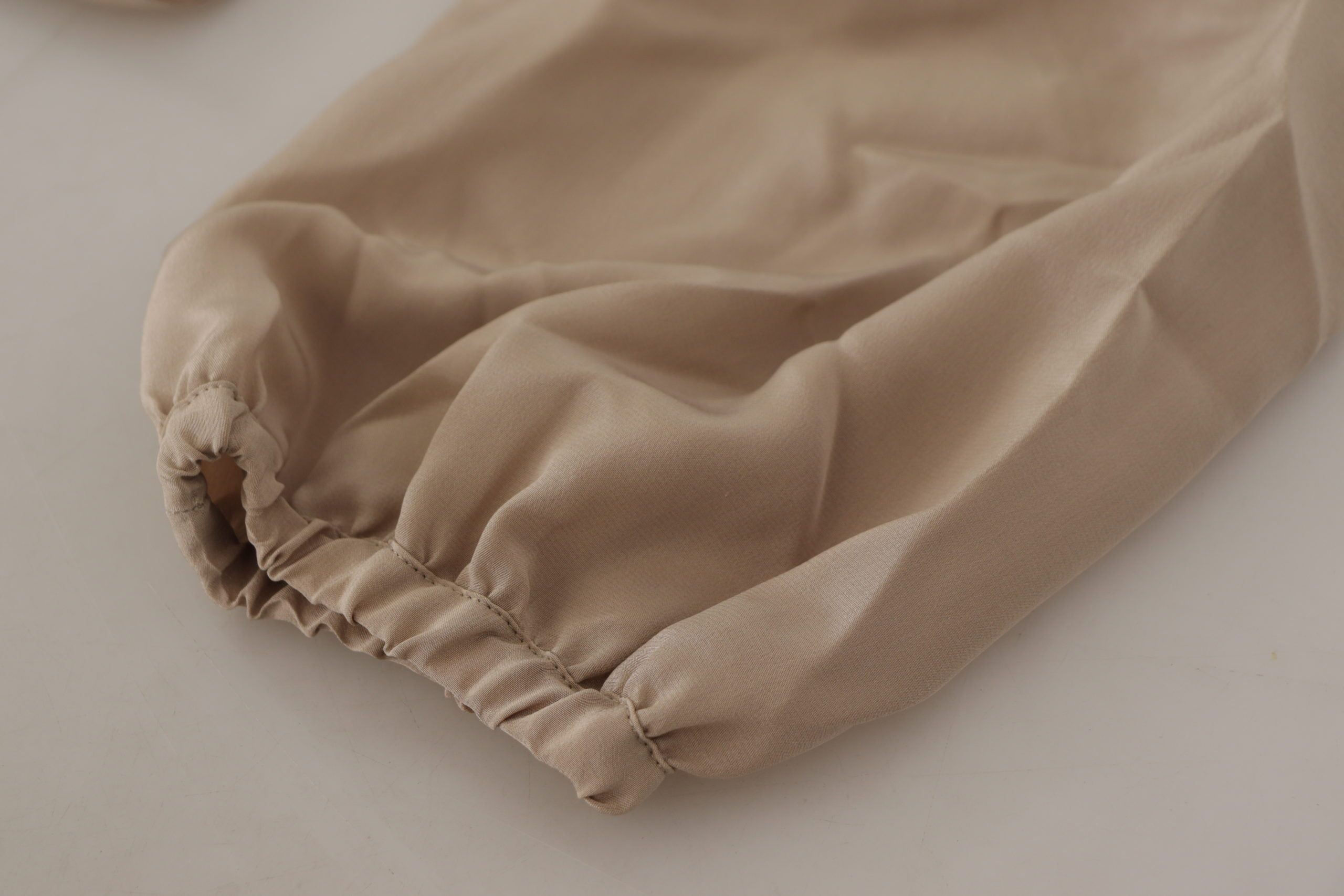 Bruine blouse met tailleband, mouwen en Ascot-kraag