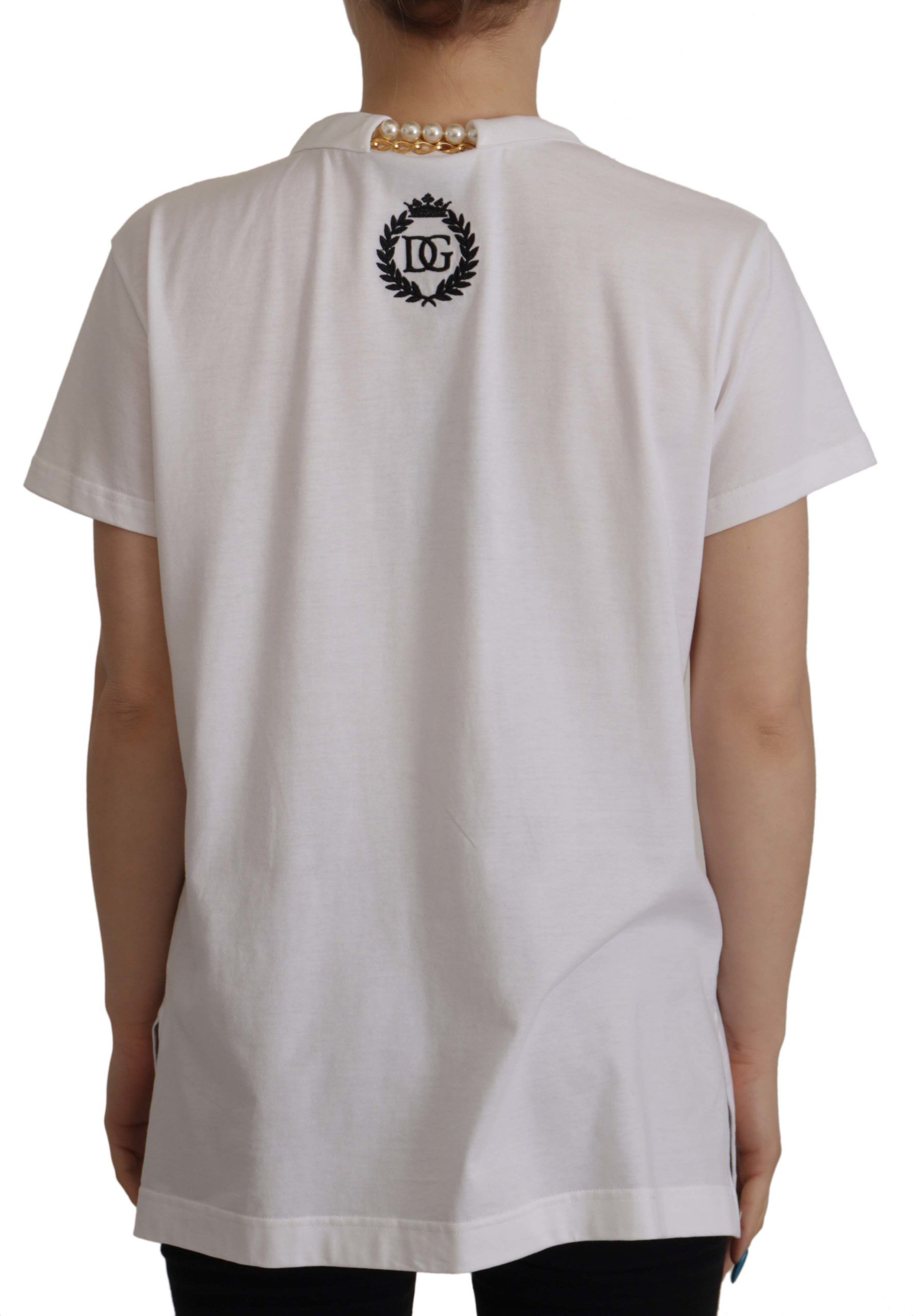 Witte T-shirttop met ketting en versierde halslijn