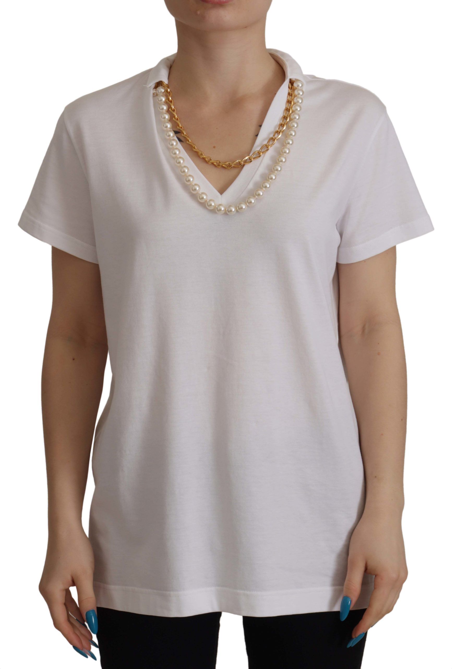 Witte T-shirttop met ketting en versierde halslijn