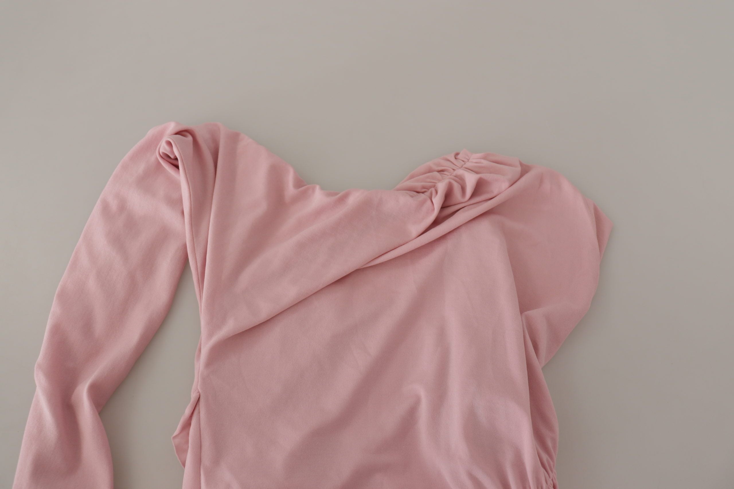 Roze bloemenversierde jurk met één schouder