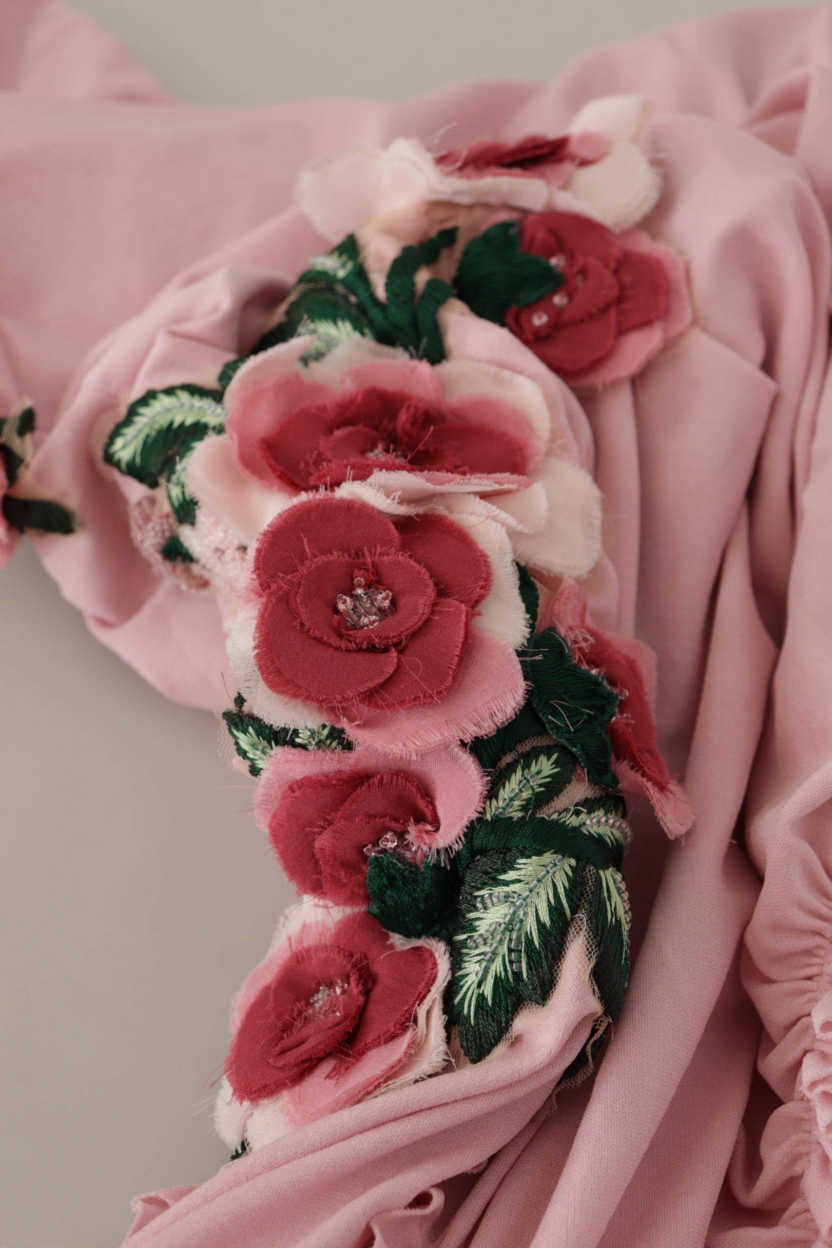 Roze bloemenversierde jurk met één schouder