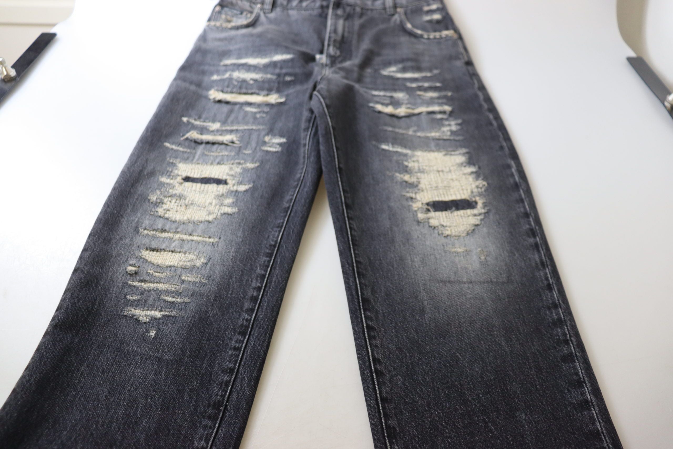 Zwarte gewassen gescheurde jeans met hoge taille