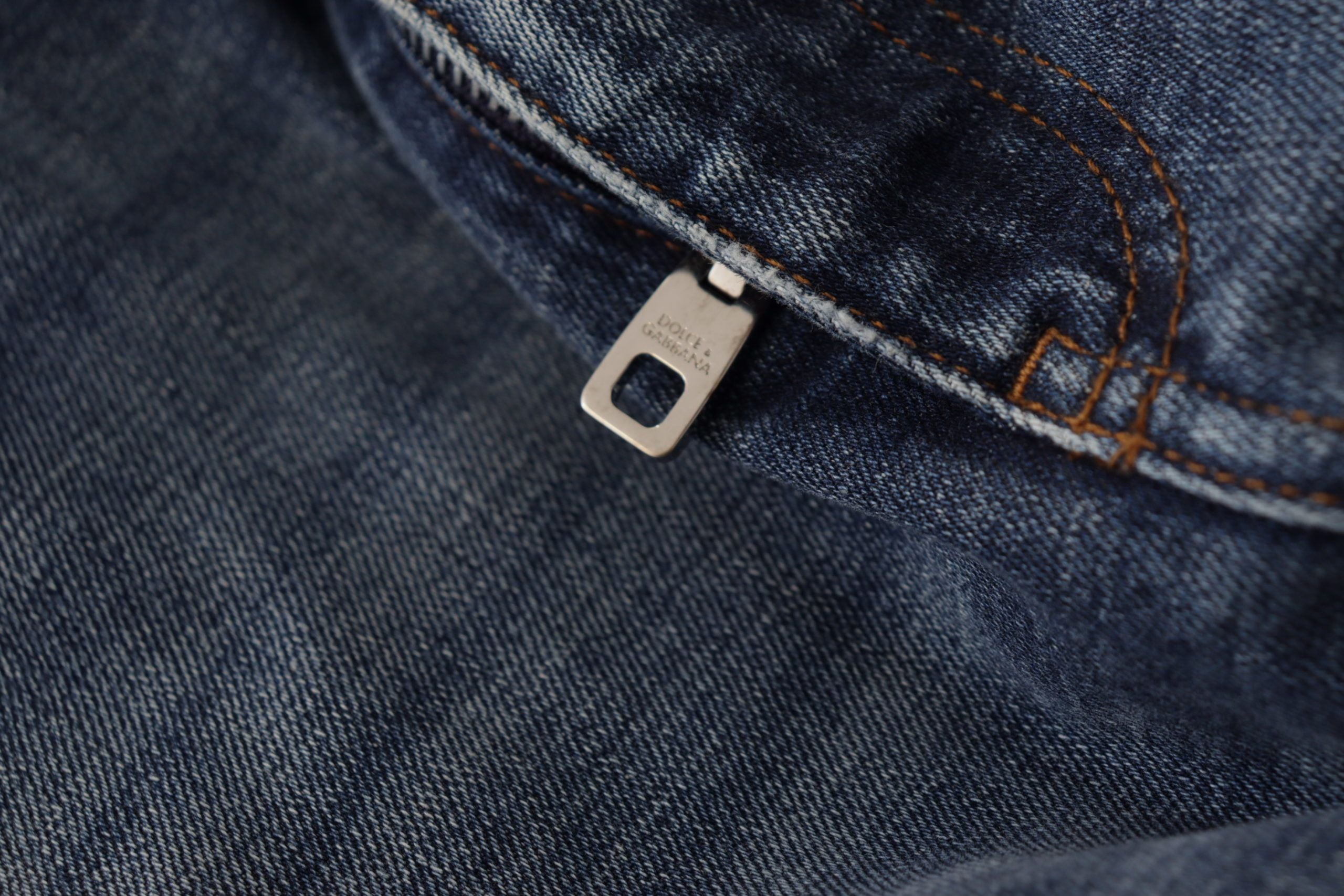 Blauwe denim broek met kristallen versieringen