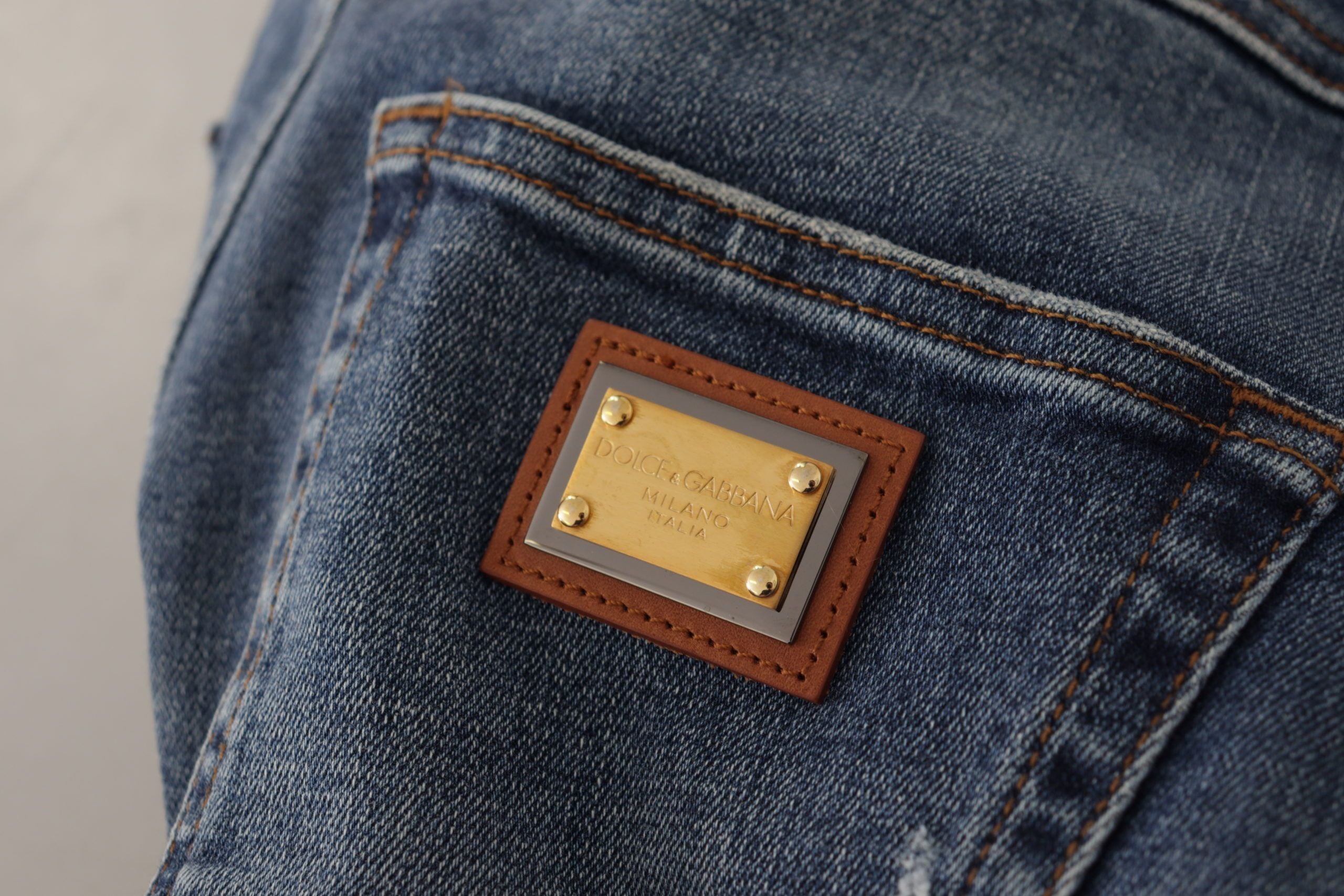 Blauwe denim broek met kristallen versieringen