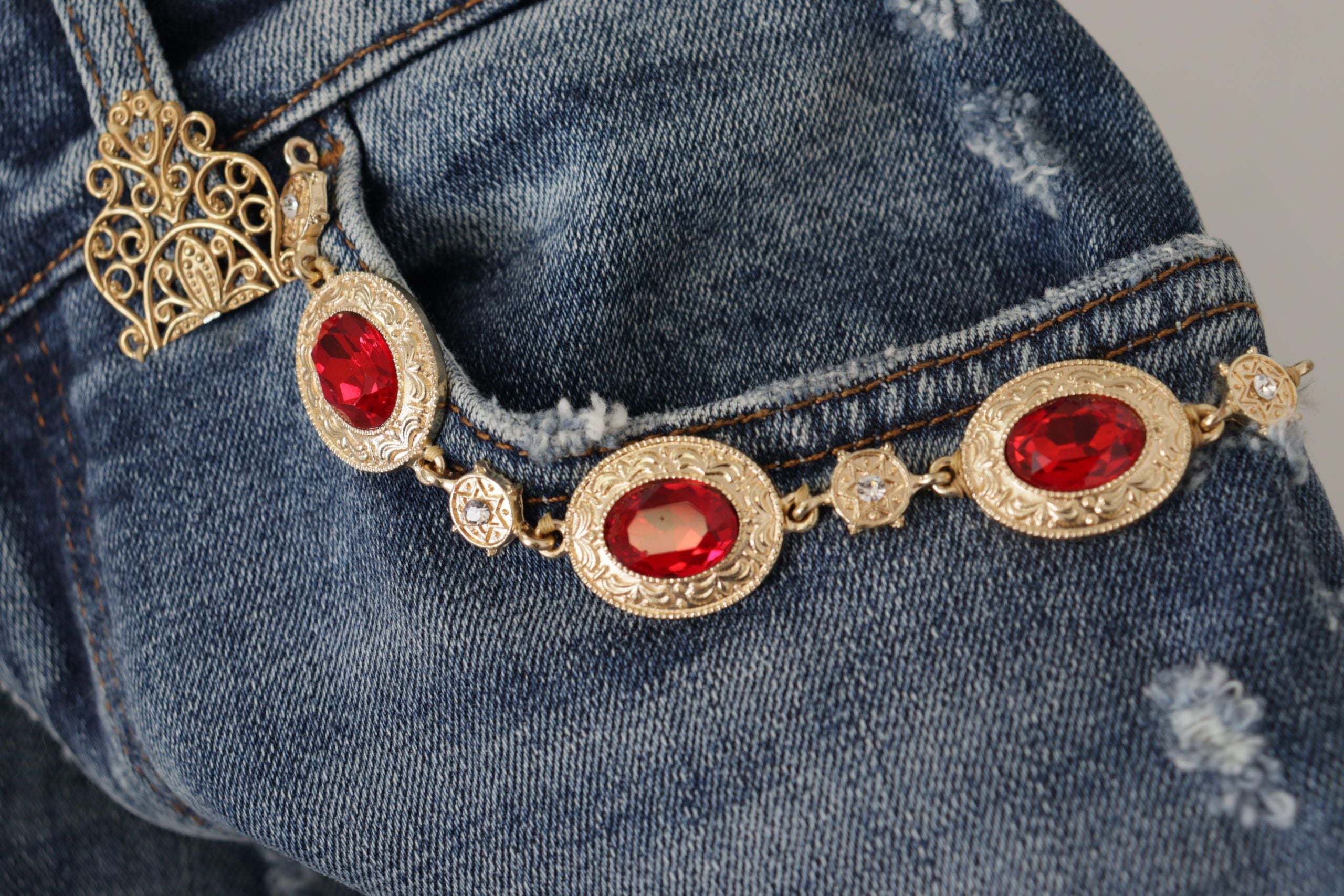 Blauwe denim broek met kristallen versieringen