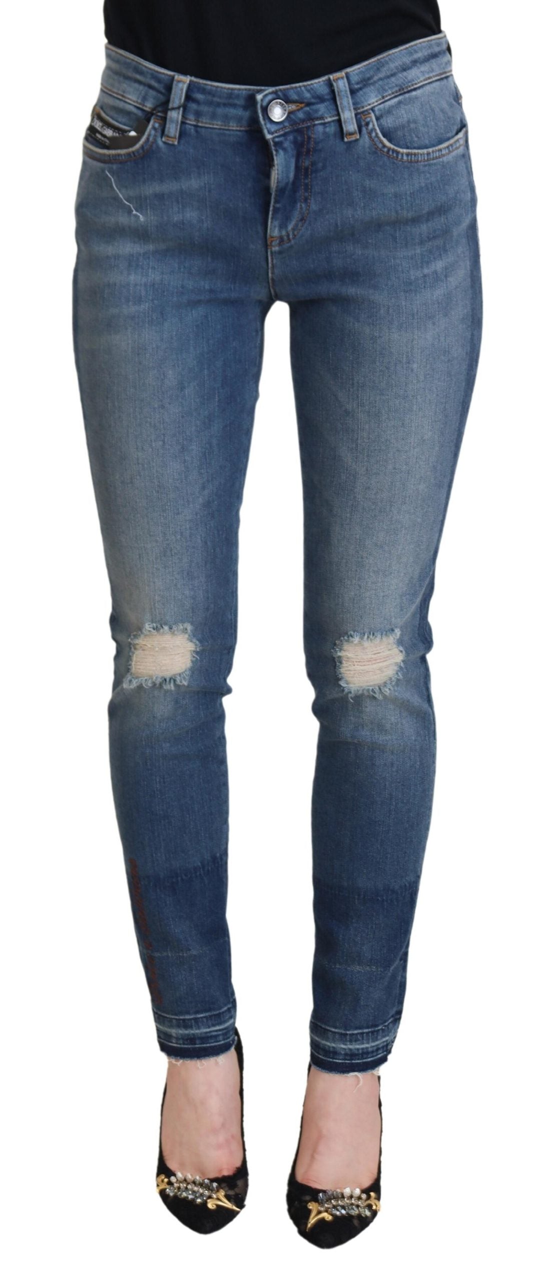 Blauwe gewassen katoenen gescheurde denim jeans