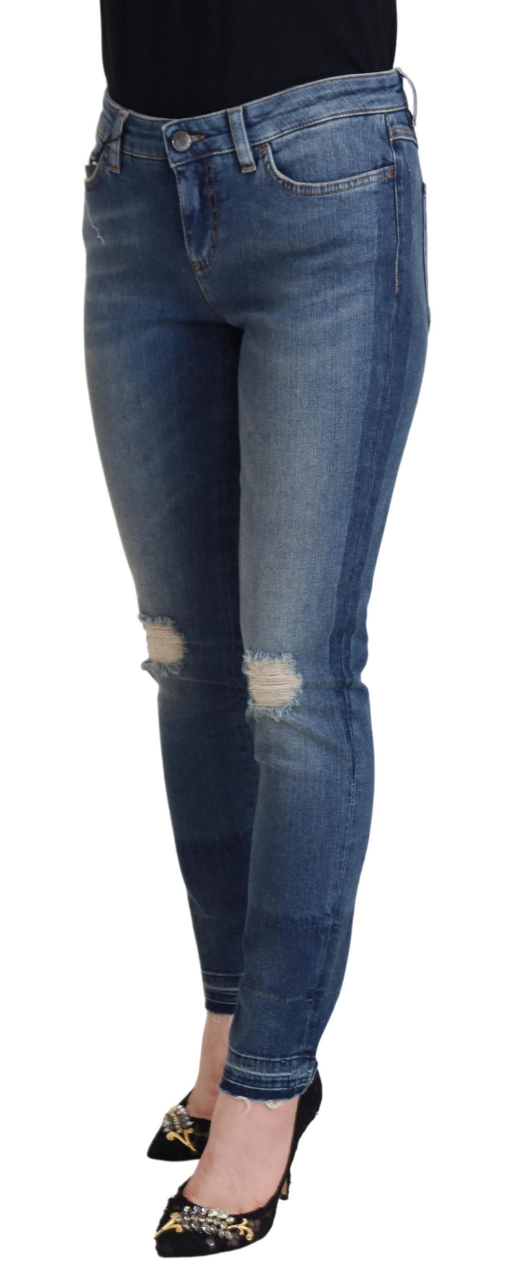 Blauwe gewassen katoenen gescheurde denim jeans