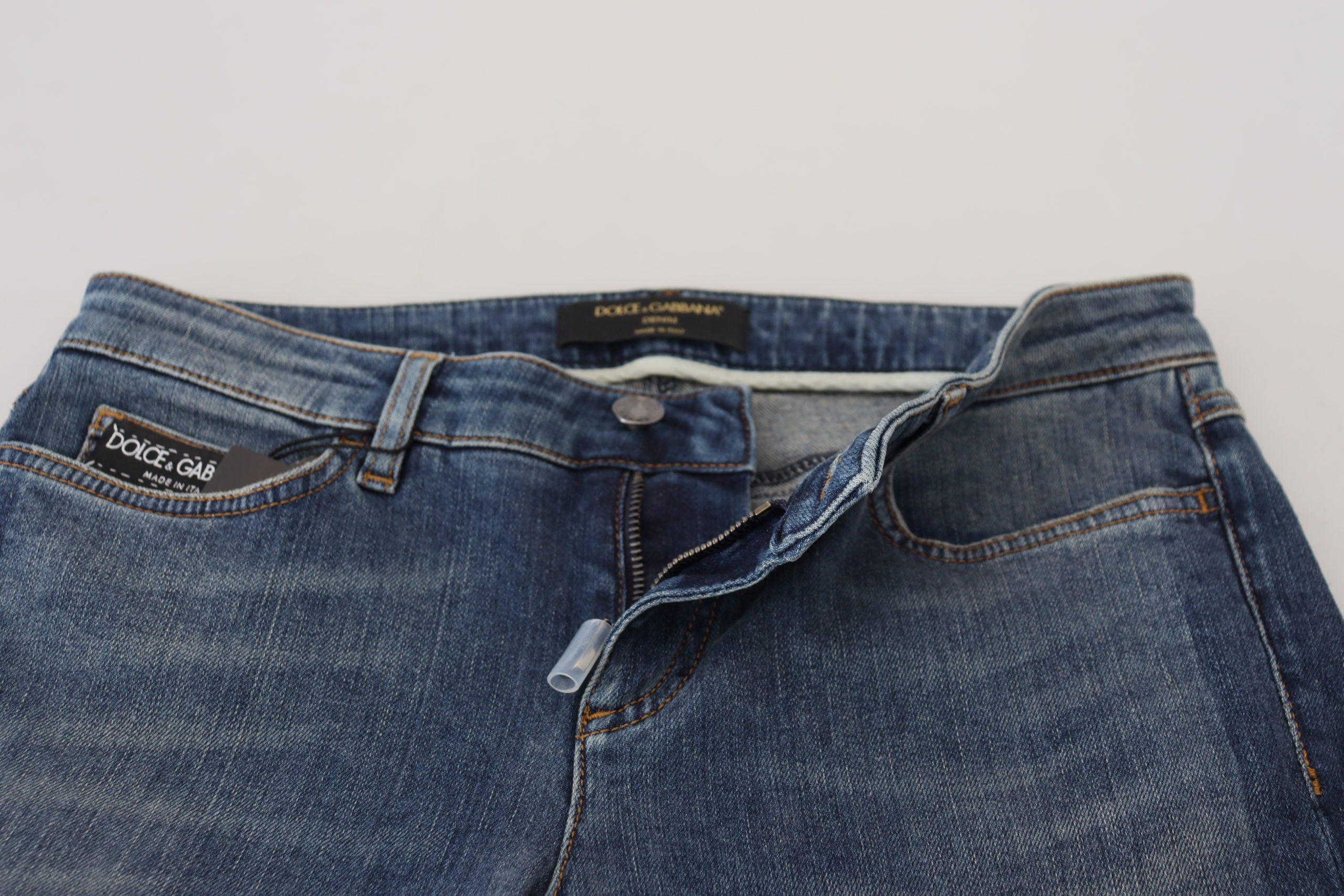 Blauwe gewassen katoenen gescheurde denim jeans