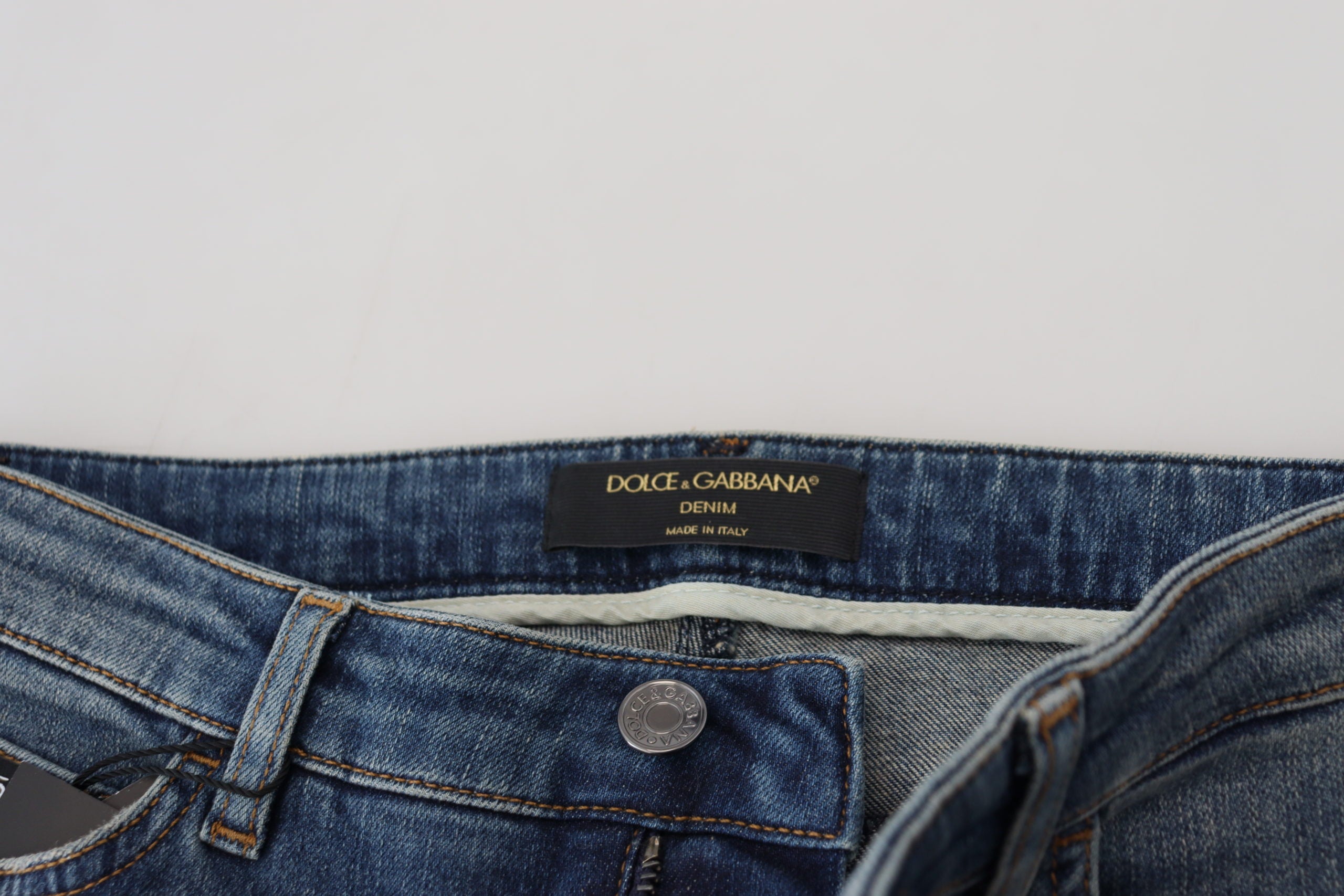 Blauwe gewassen katoenen gescheurde denim jeans