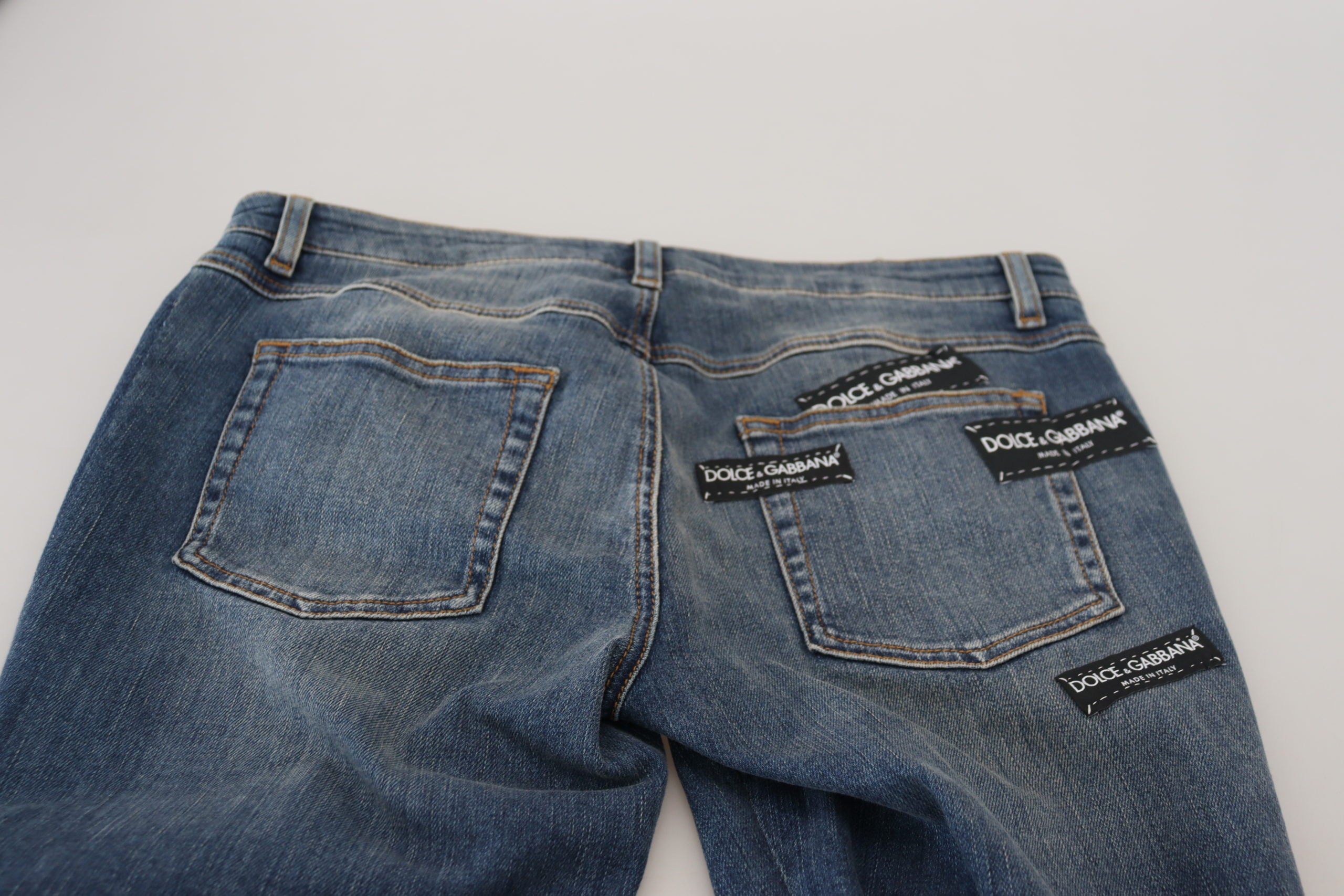 Blauwe gewassen katoenen gescheurde denim jeans