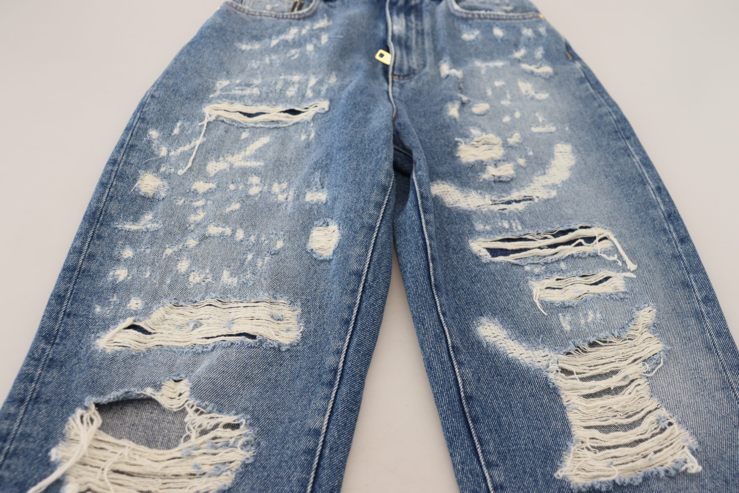 Blauwe gewassen katoenen gescheurde denim jeans