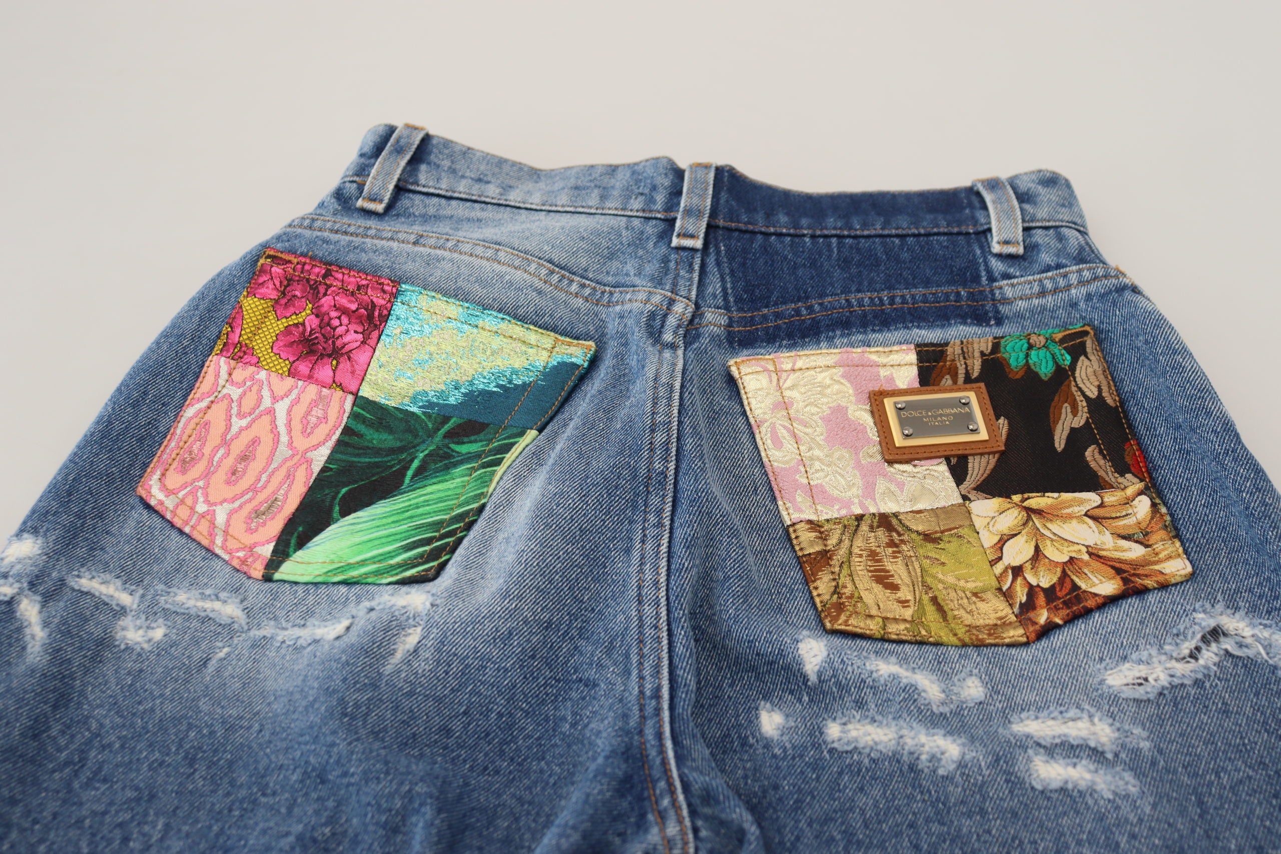 Blauwe gewassen katoenen gescheurde denim jeans