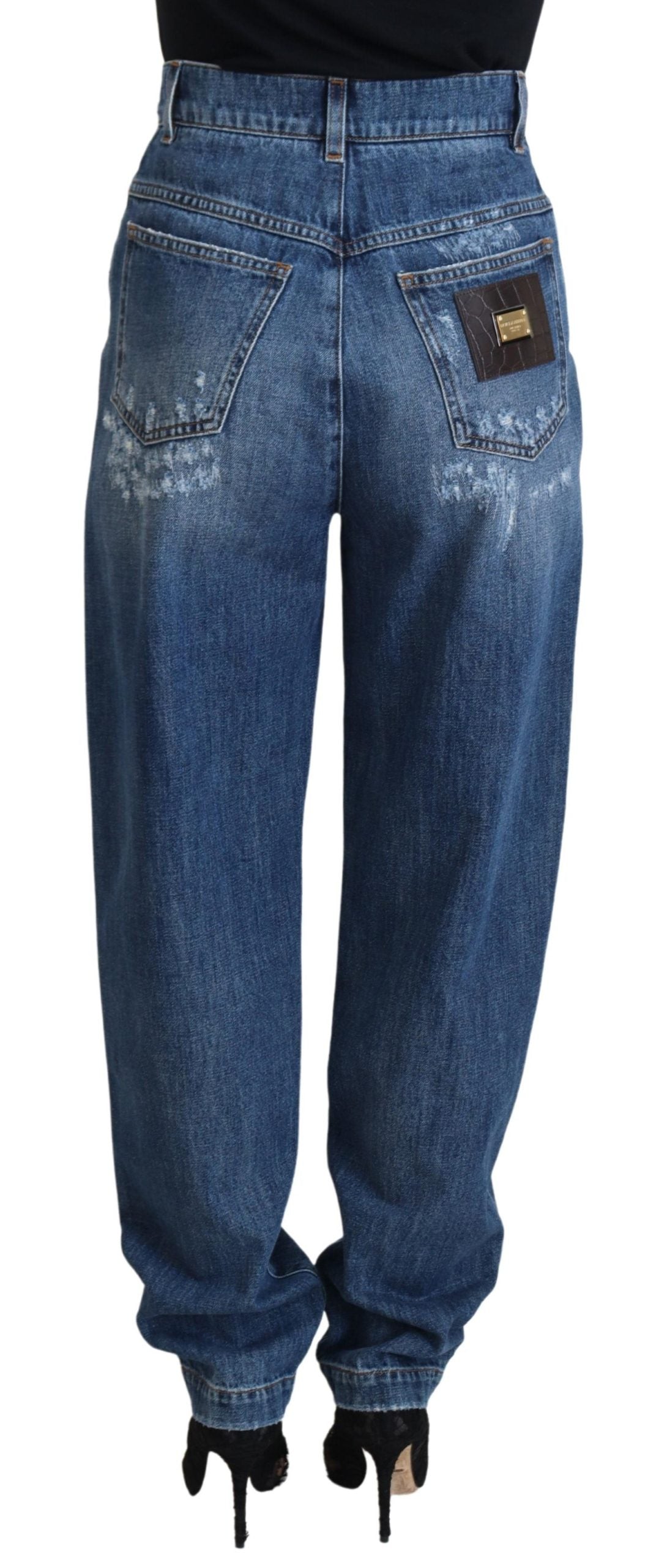 Blauwe gewassen katoenen gescheurde denim jeans