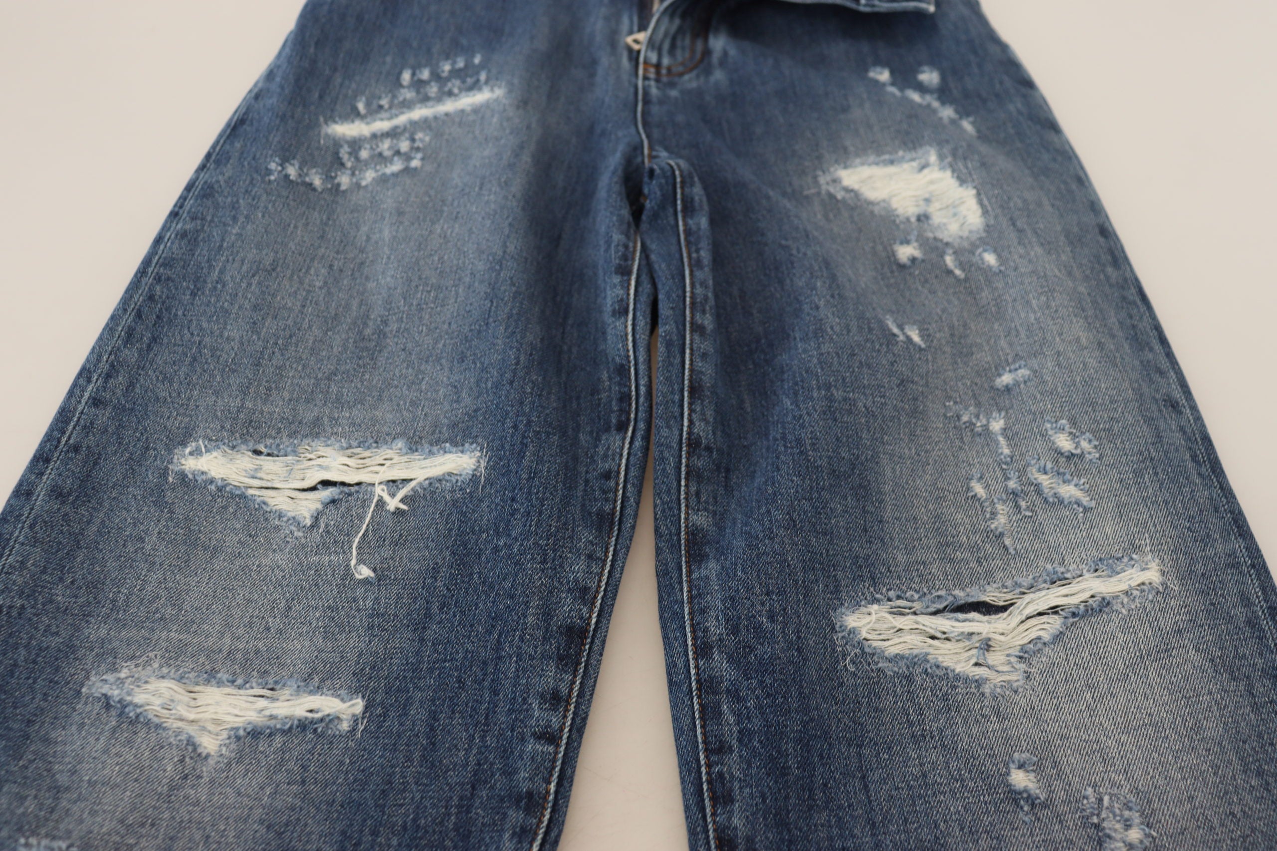 Blauwe gewassen katoenen gescheurde denim jeans