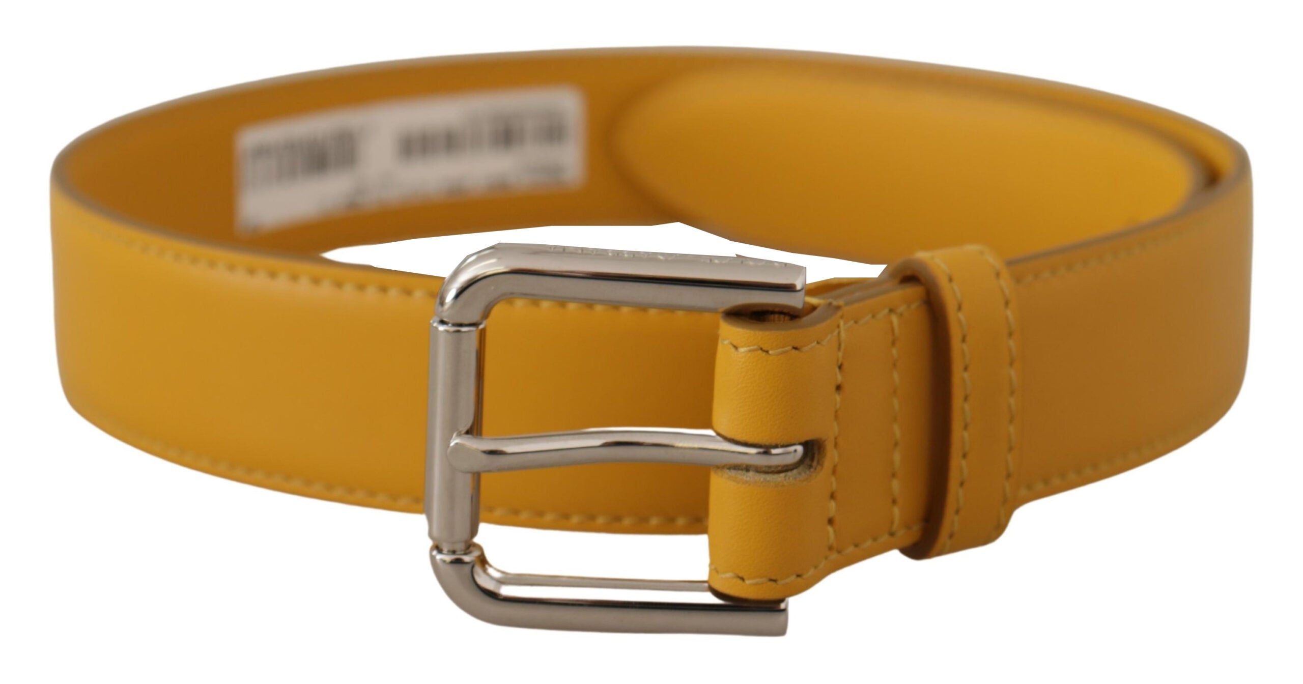 Gele leren riem met zilveren logo en metalen gesp