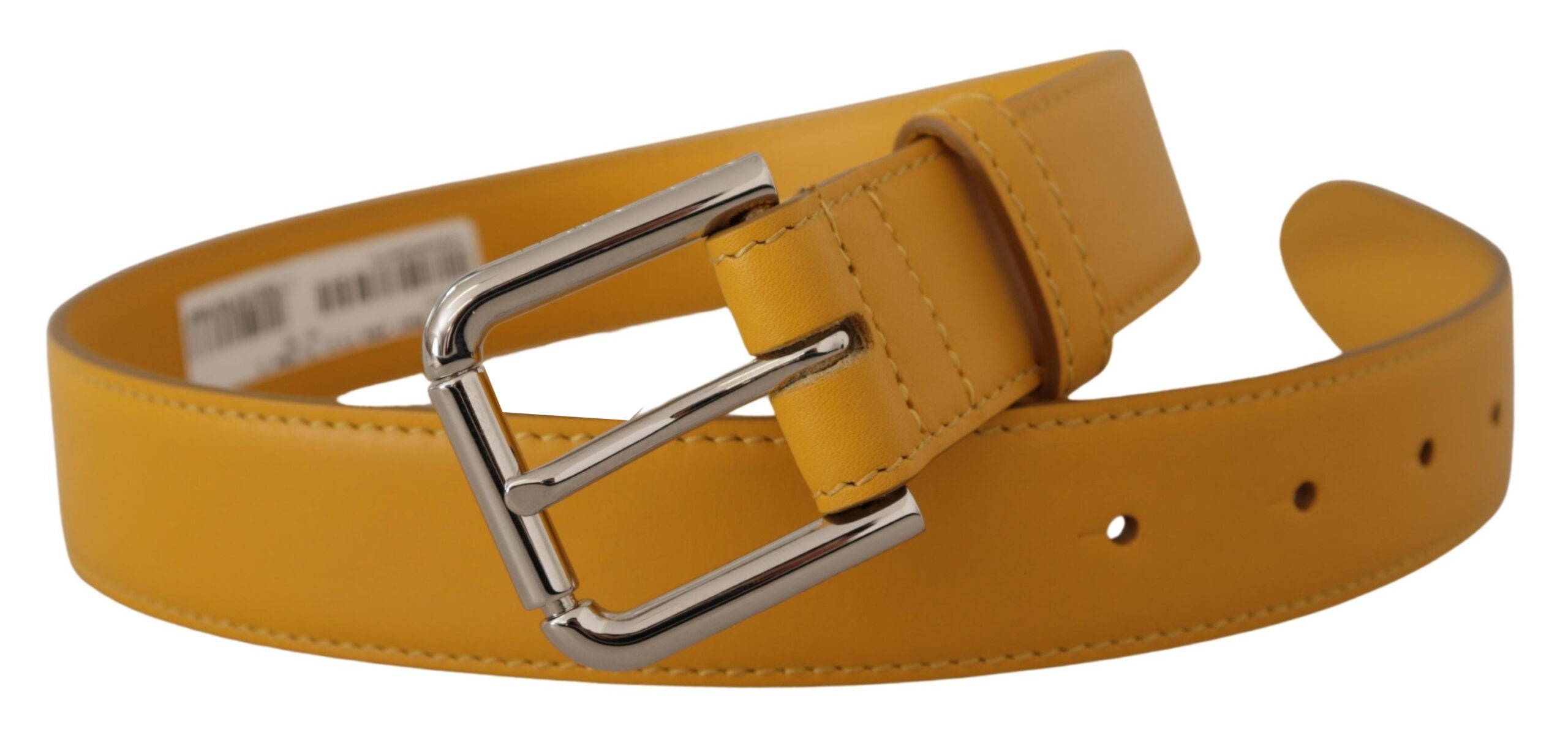 Gele leren riem met zilveren logo en metalen gesp