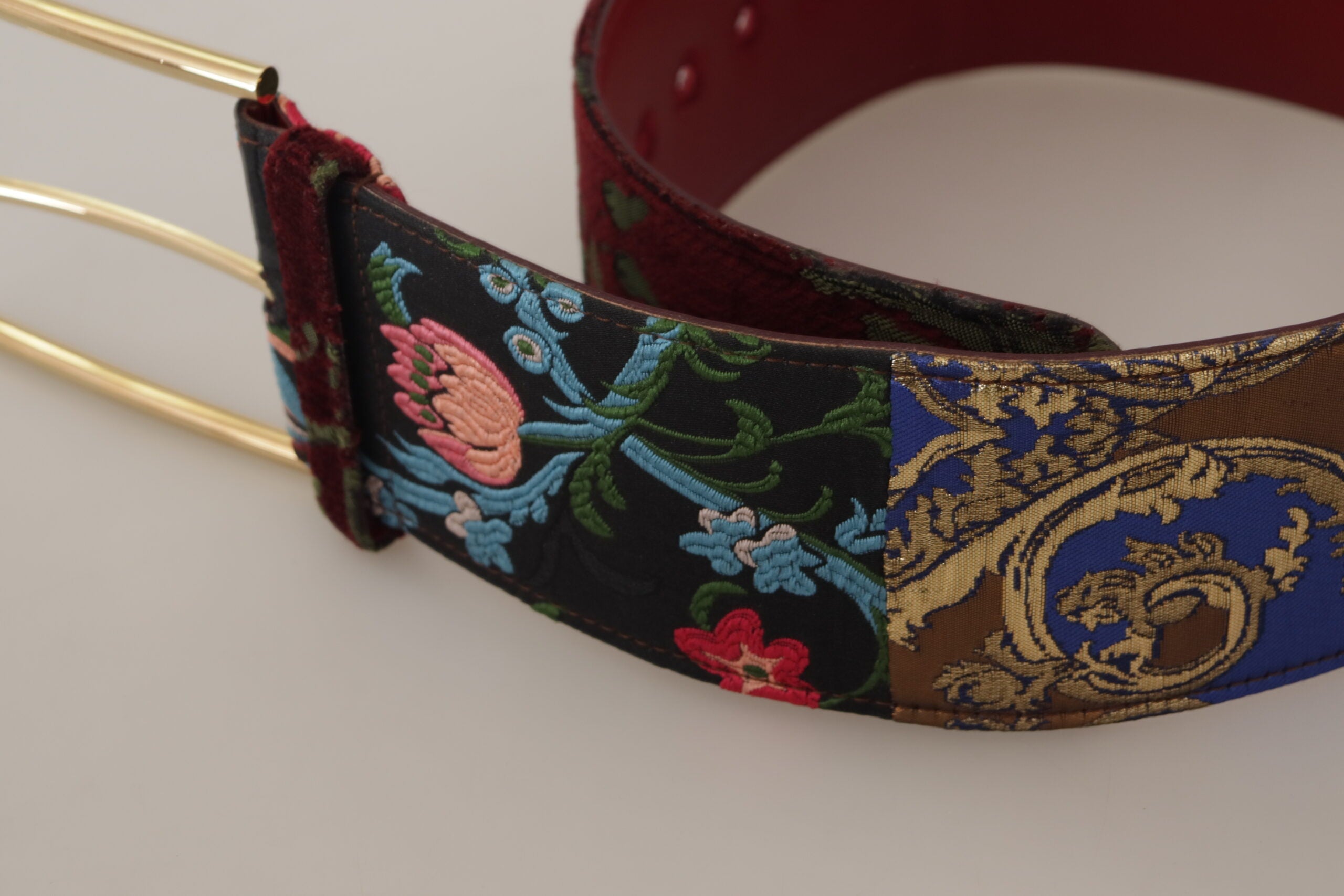 Rode geborduurde leren riem met gouden logo en metalen gesp