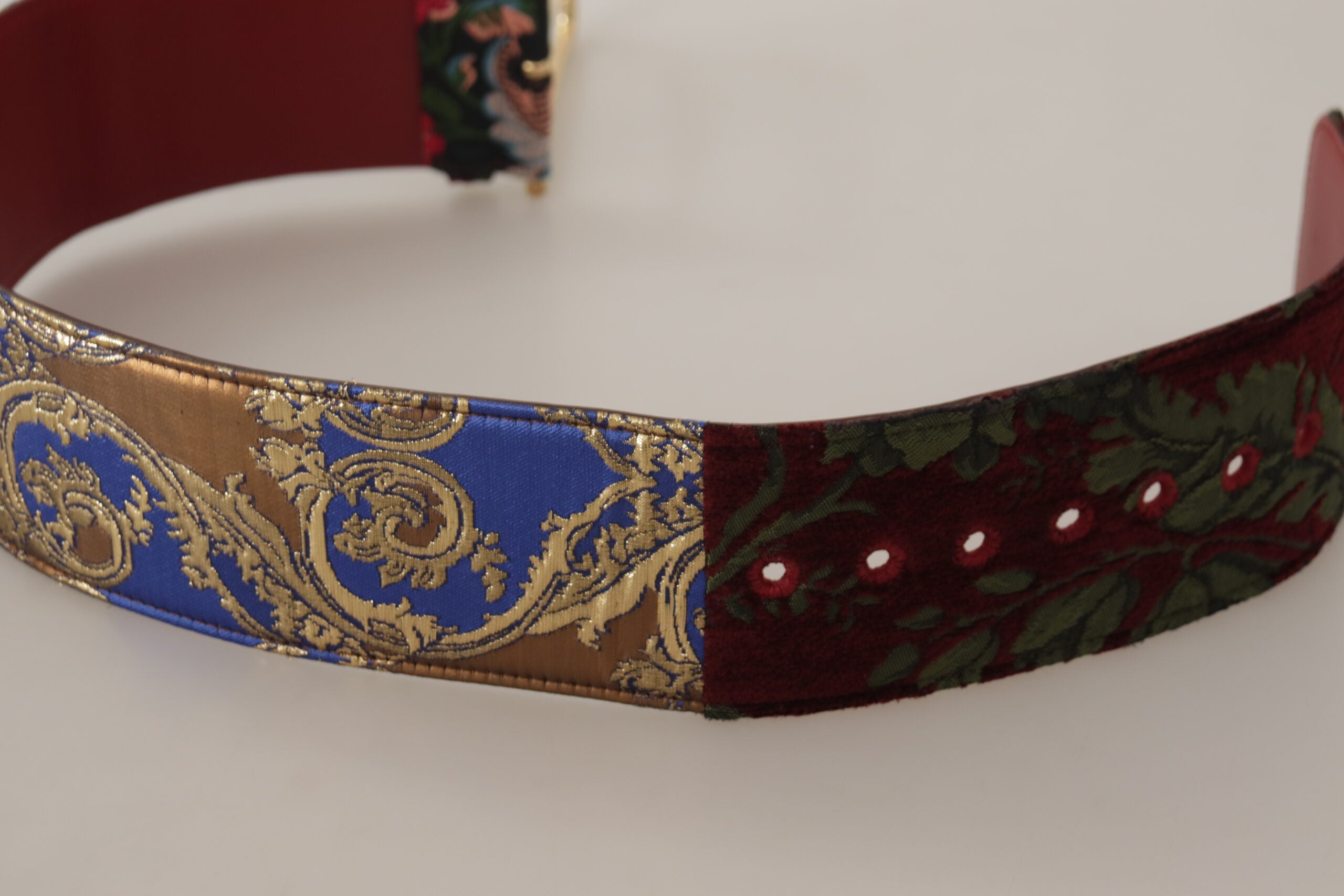 Rode geborduurde leren riem met gouden logo en metalen gesp