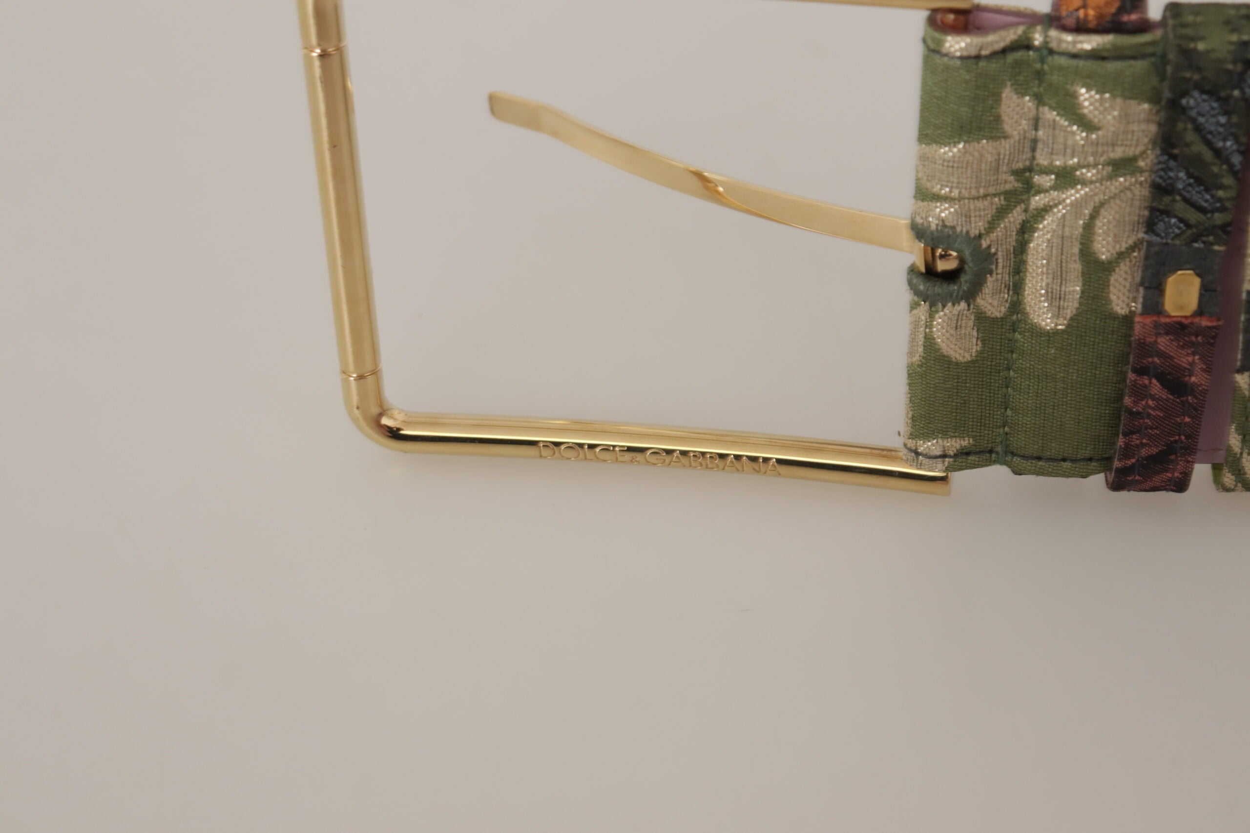 Meerkleurige leren geborduurde riem met gouden metalen gesp