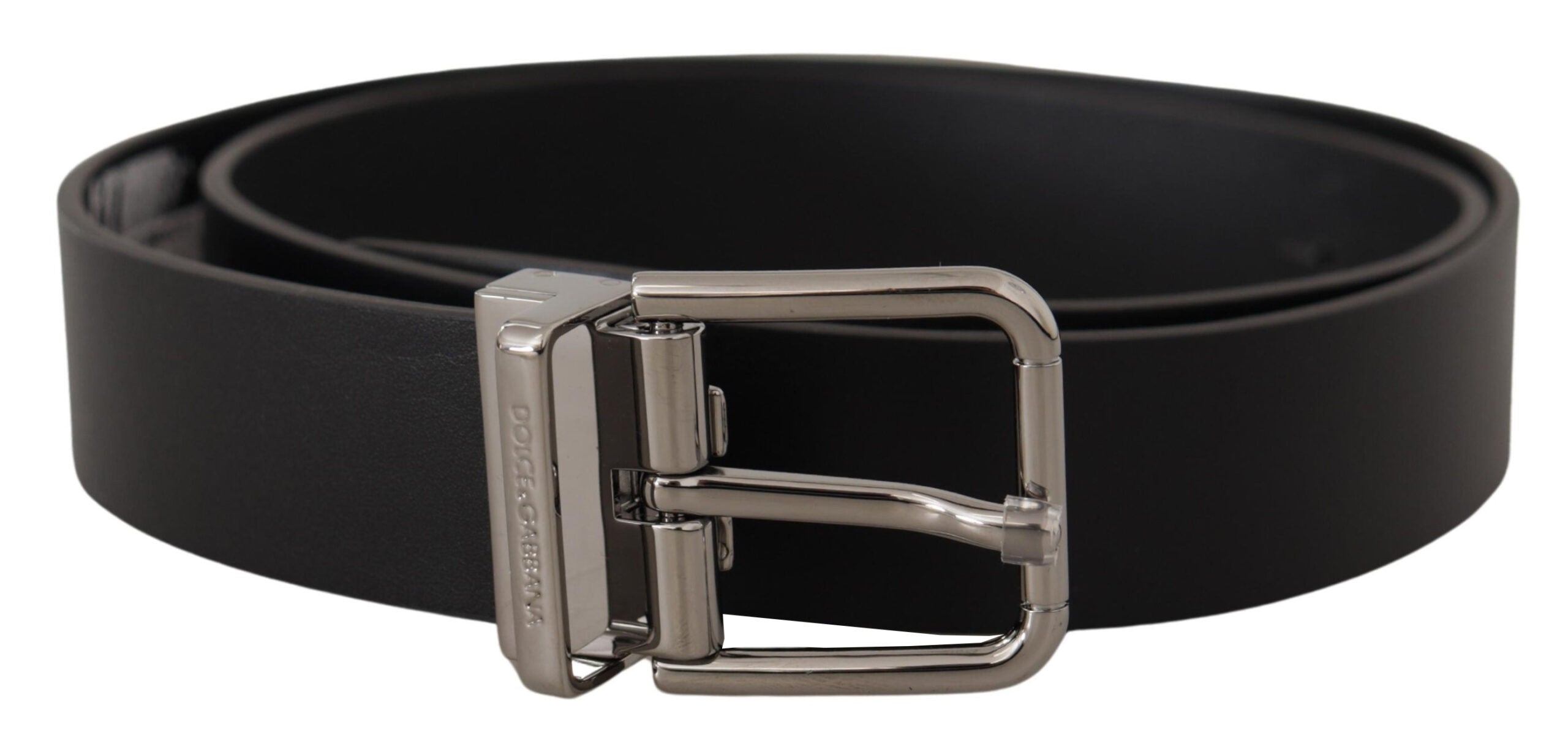 Zwarte kalfsleren riem met metalen gesp en gegraveerd logo