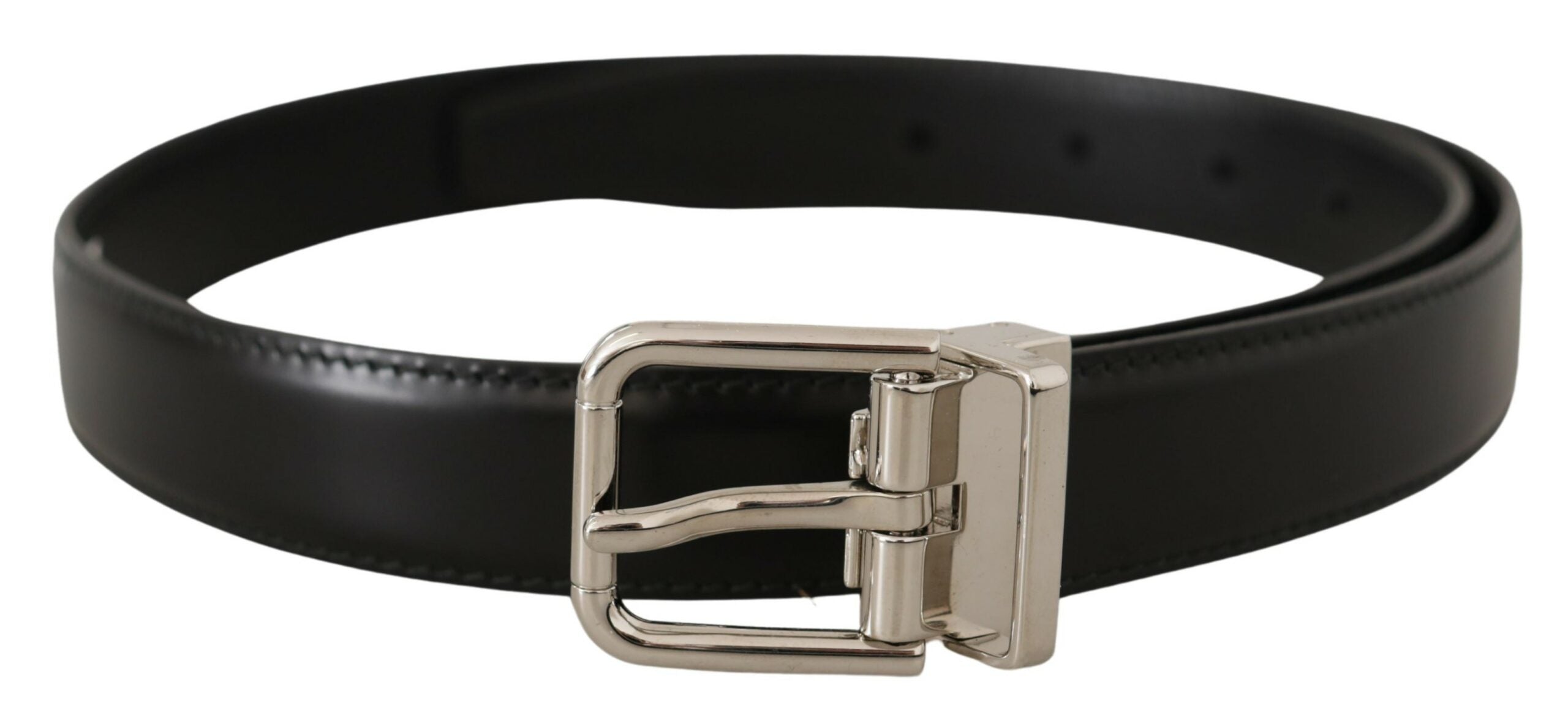 Zwarte kalfsleren riem met metalen gesp en gegraveerd logo