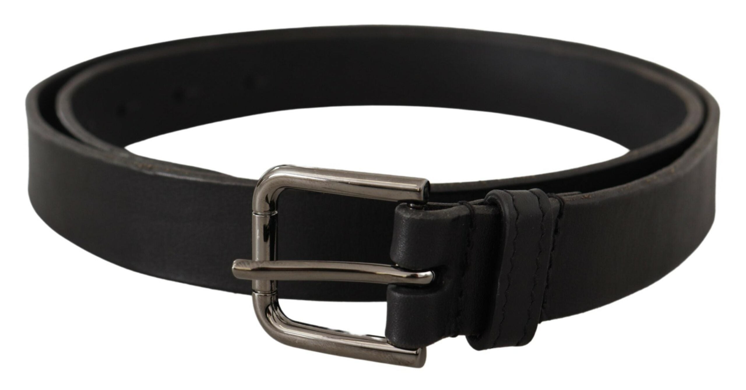 Zwarte kalfsleren riem met metalen gesp en gegraveerd logo
