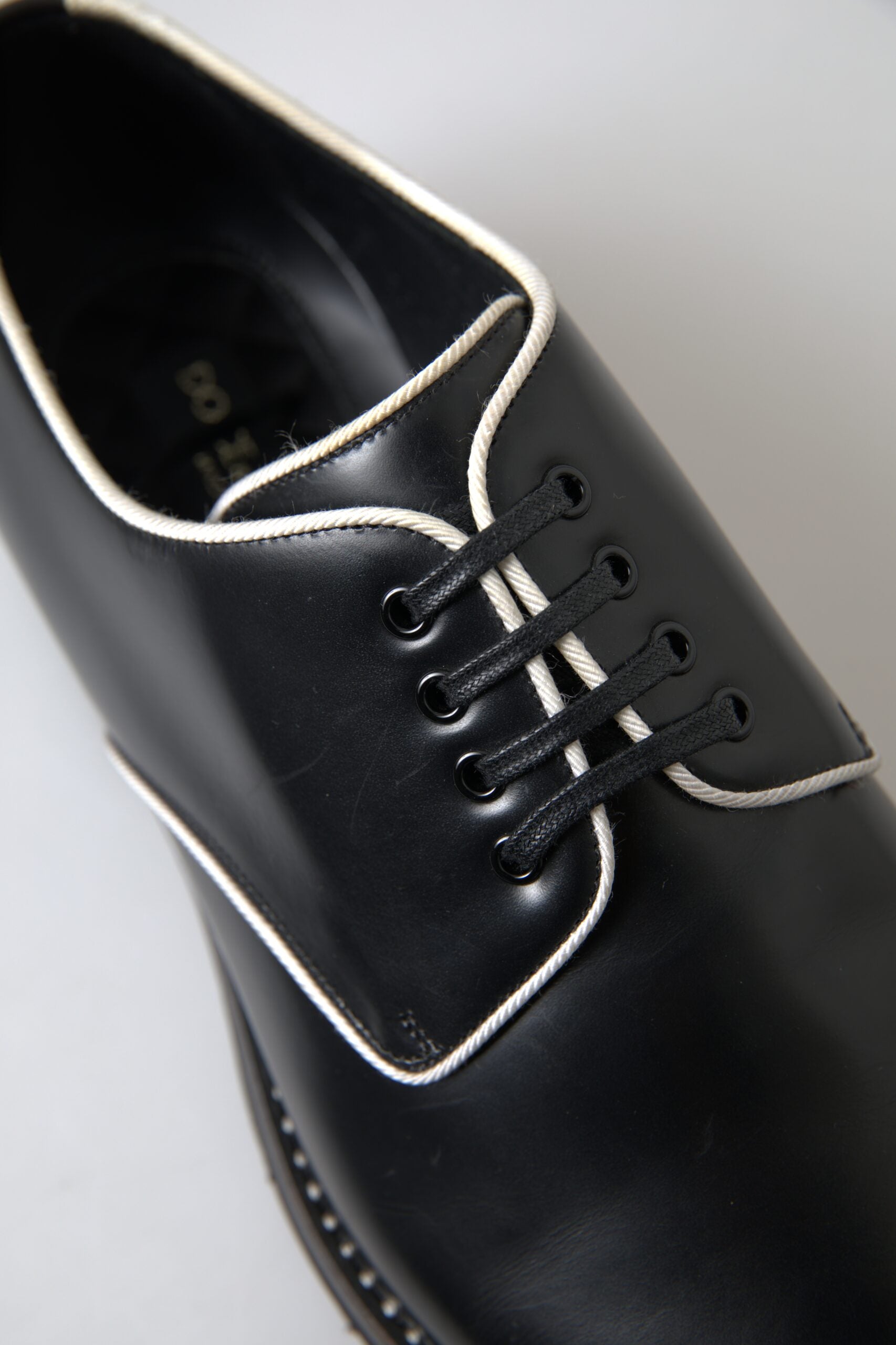 Zwarte witte leren formele schoenen