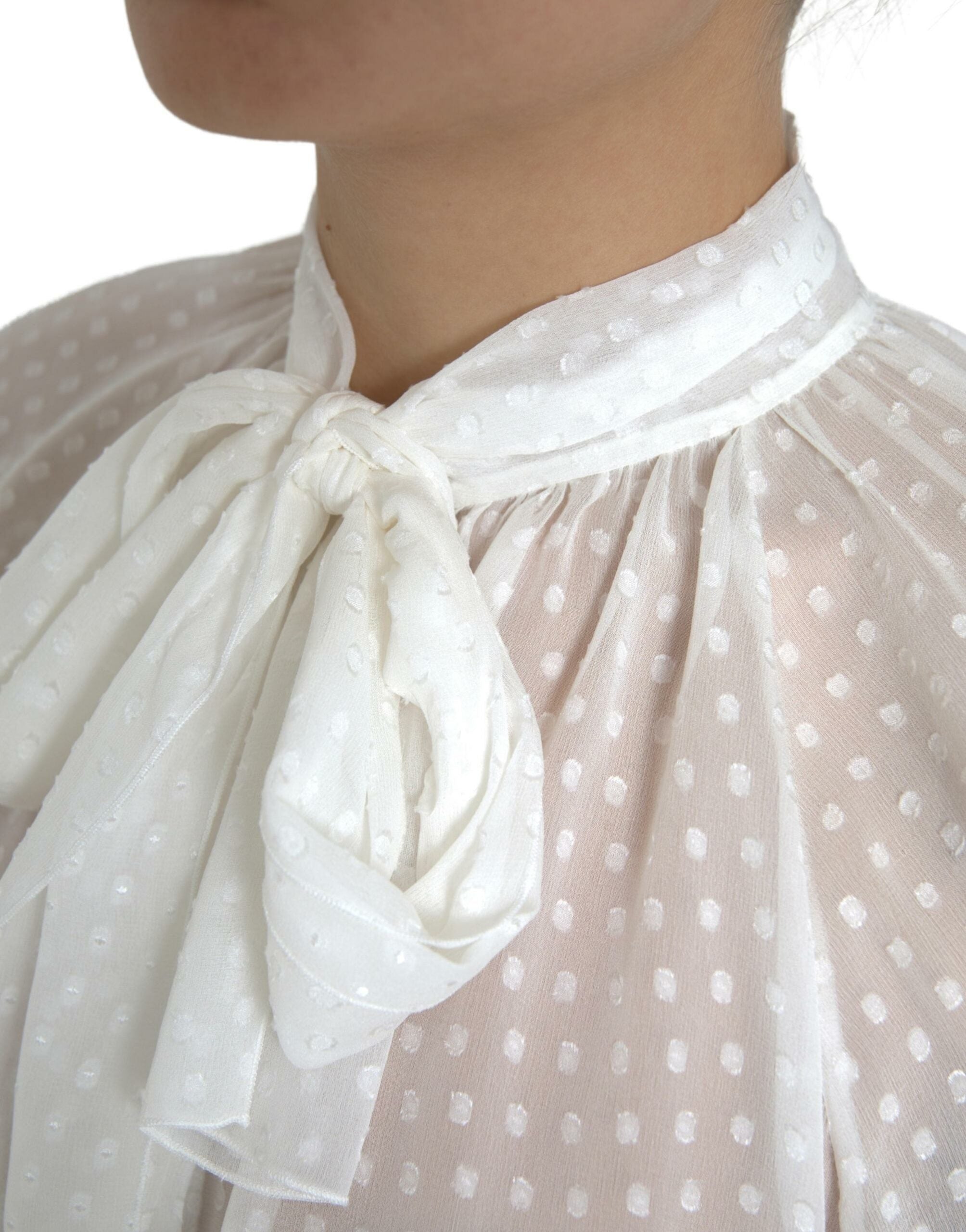 Witte zijden blouse met doorschijnende hals en stippenmotief