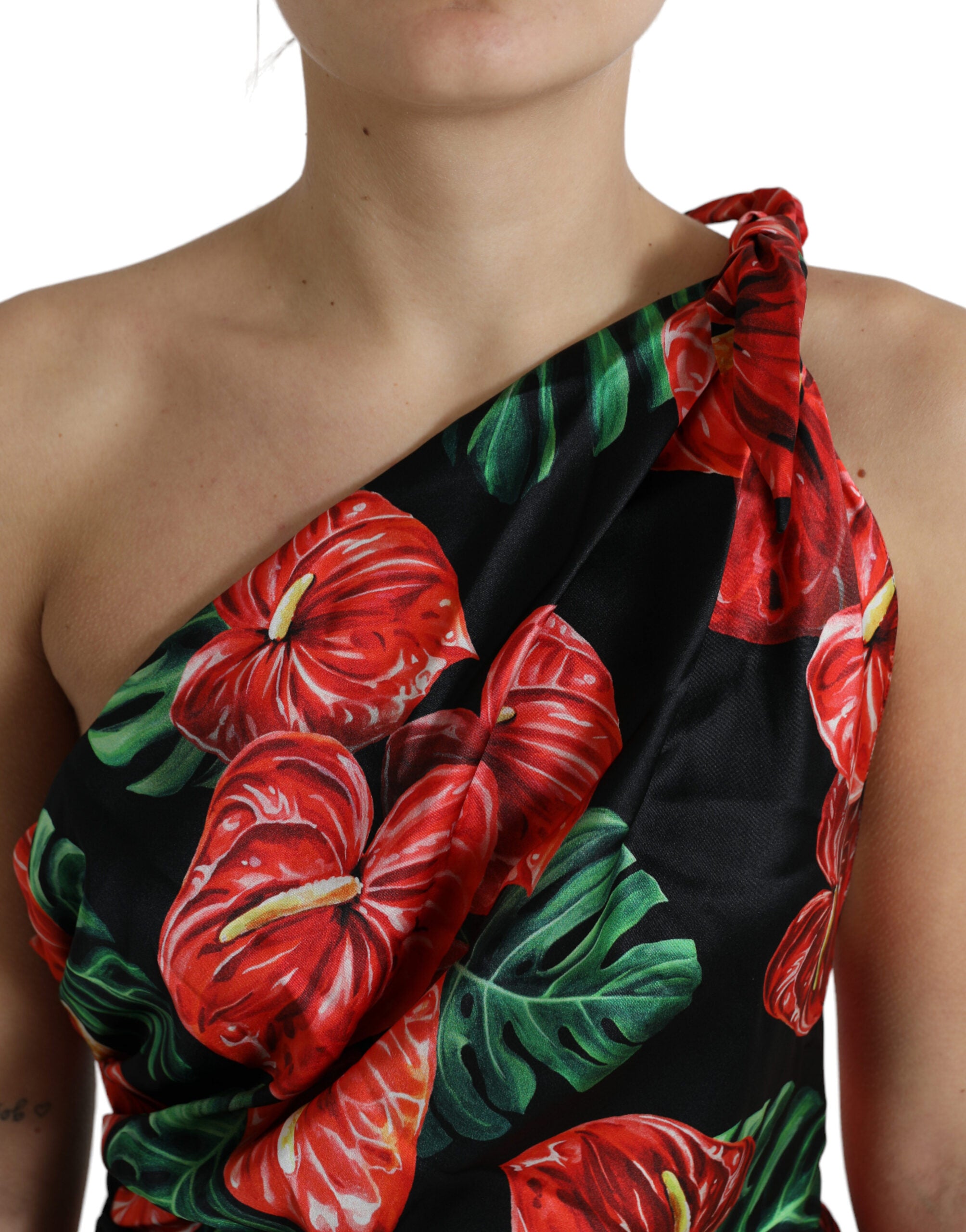 Zwarte glanzende zijden jurk met bloemenprint