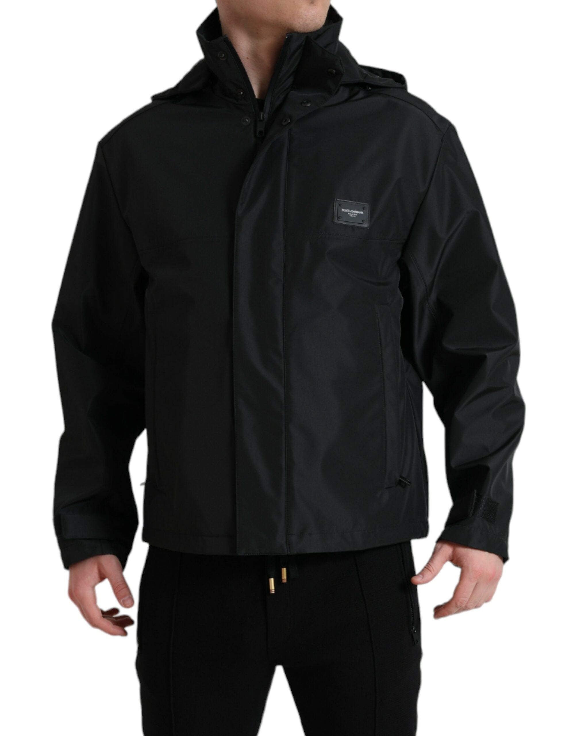 Zwarte polyester capuchonjas met logo-plaquette