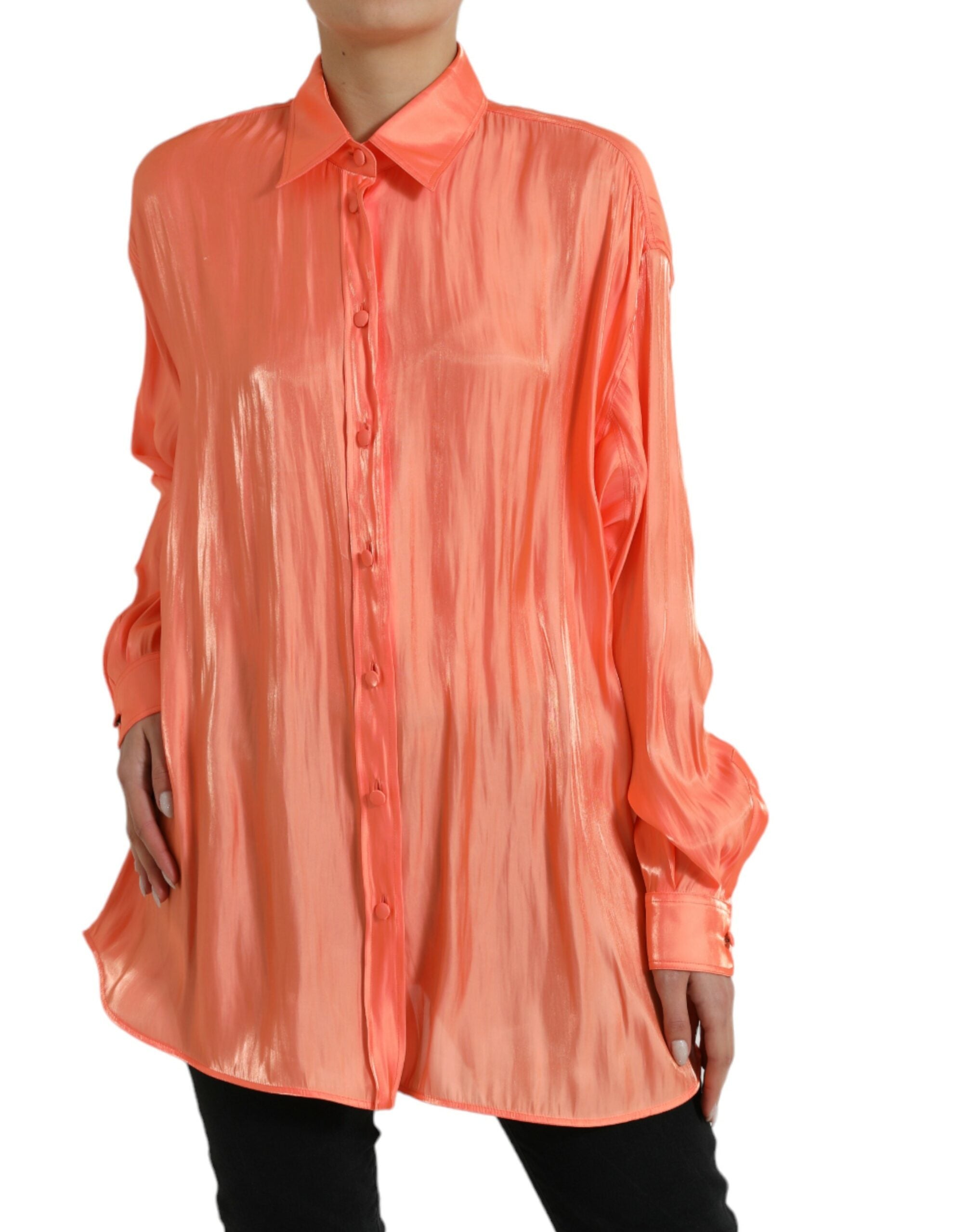 Perzikkleurige blouse met lange mouwen en knoopjes