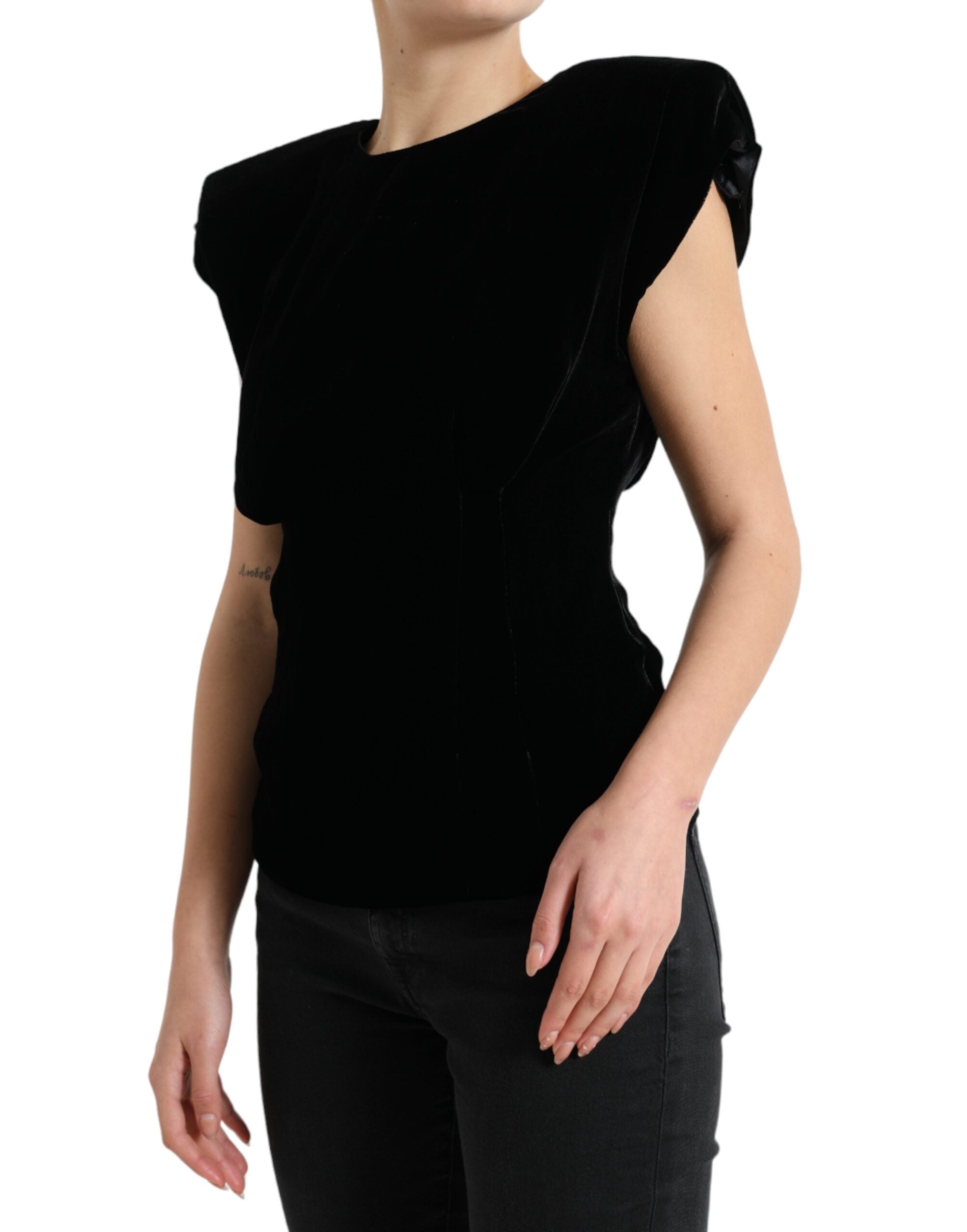 Zwarte fluwelen blouse met gewatteerde schoudervullingen