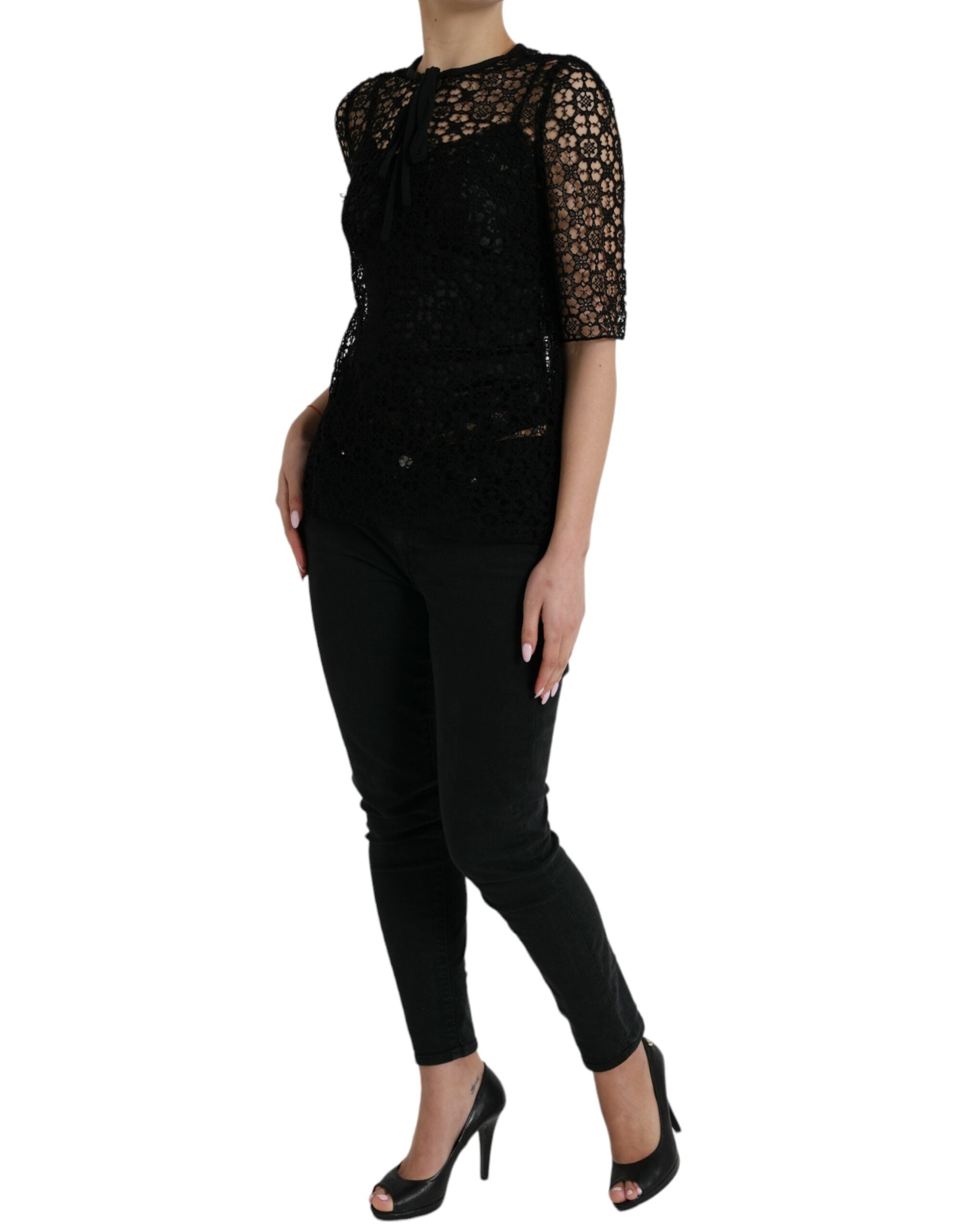 Zwarte blouse met korte mouwen en bloemenkant
