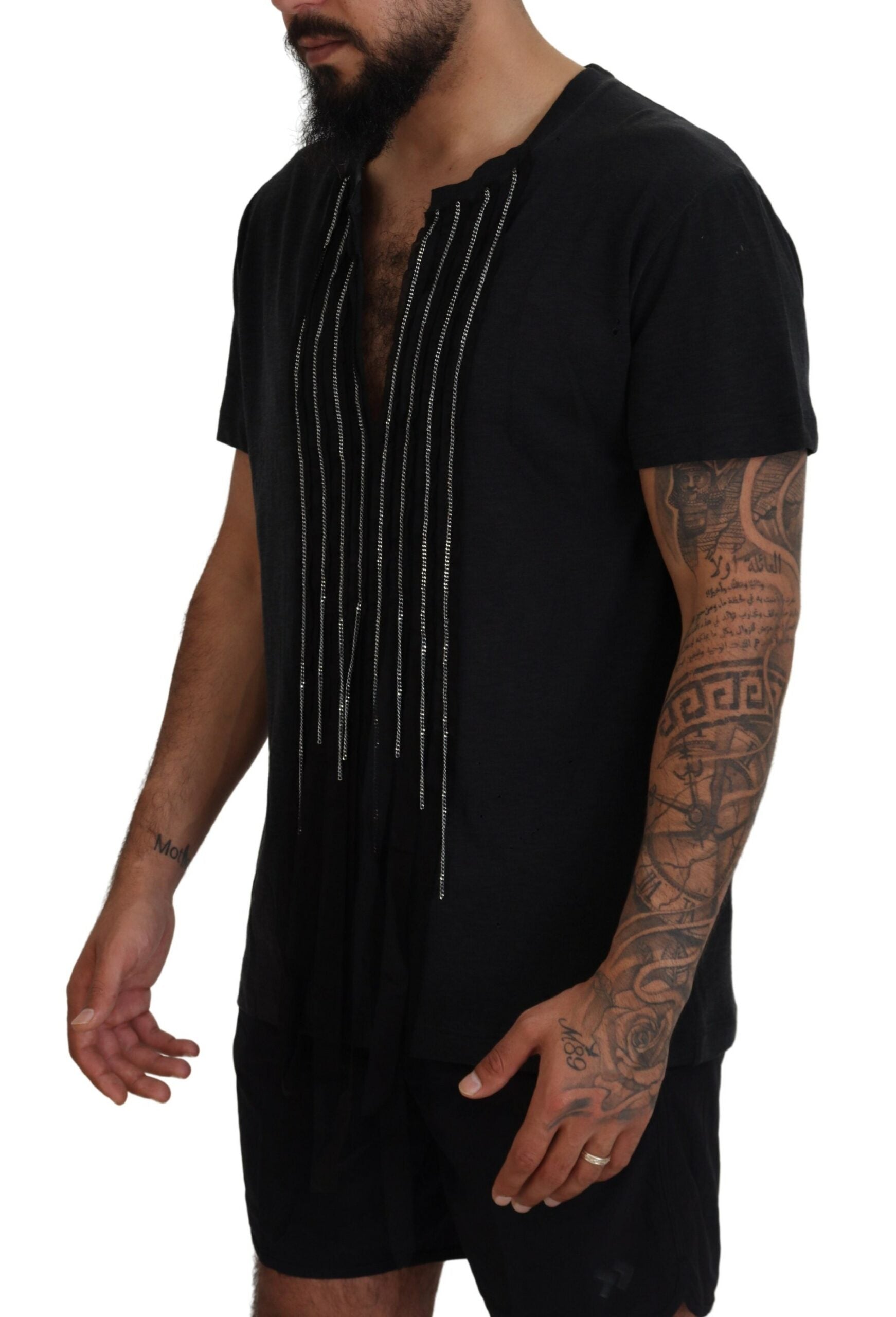 Zwart katoenen T-shirt met korte mouwen en kettingversiering