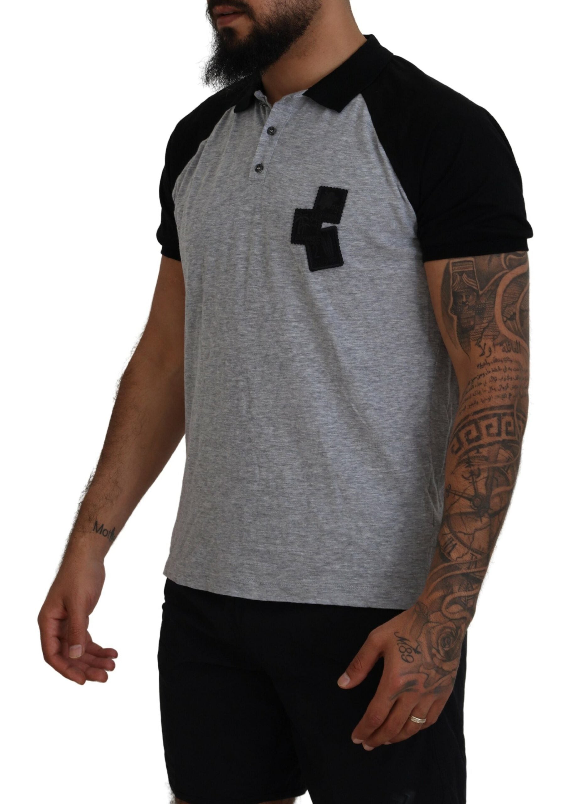 Grijszwart katoenen T-shirt met korte mouwen en kraag