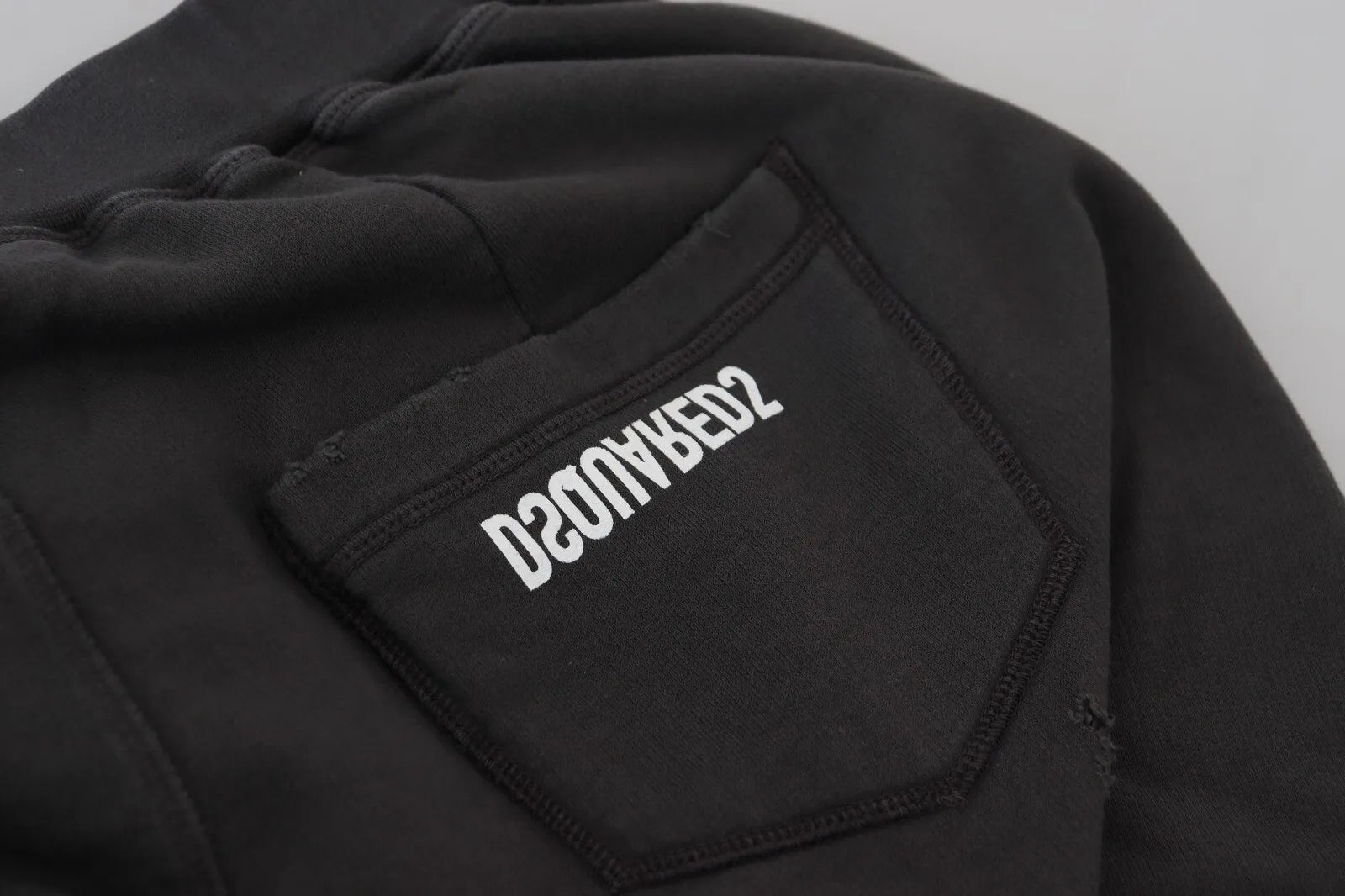 Zwarte katoenen, getailleerde, taps toelopende shorts met middelhoge taille