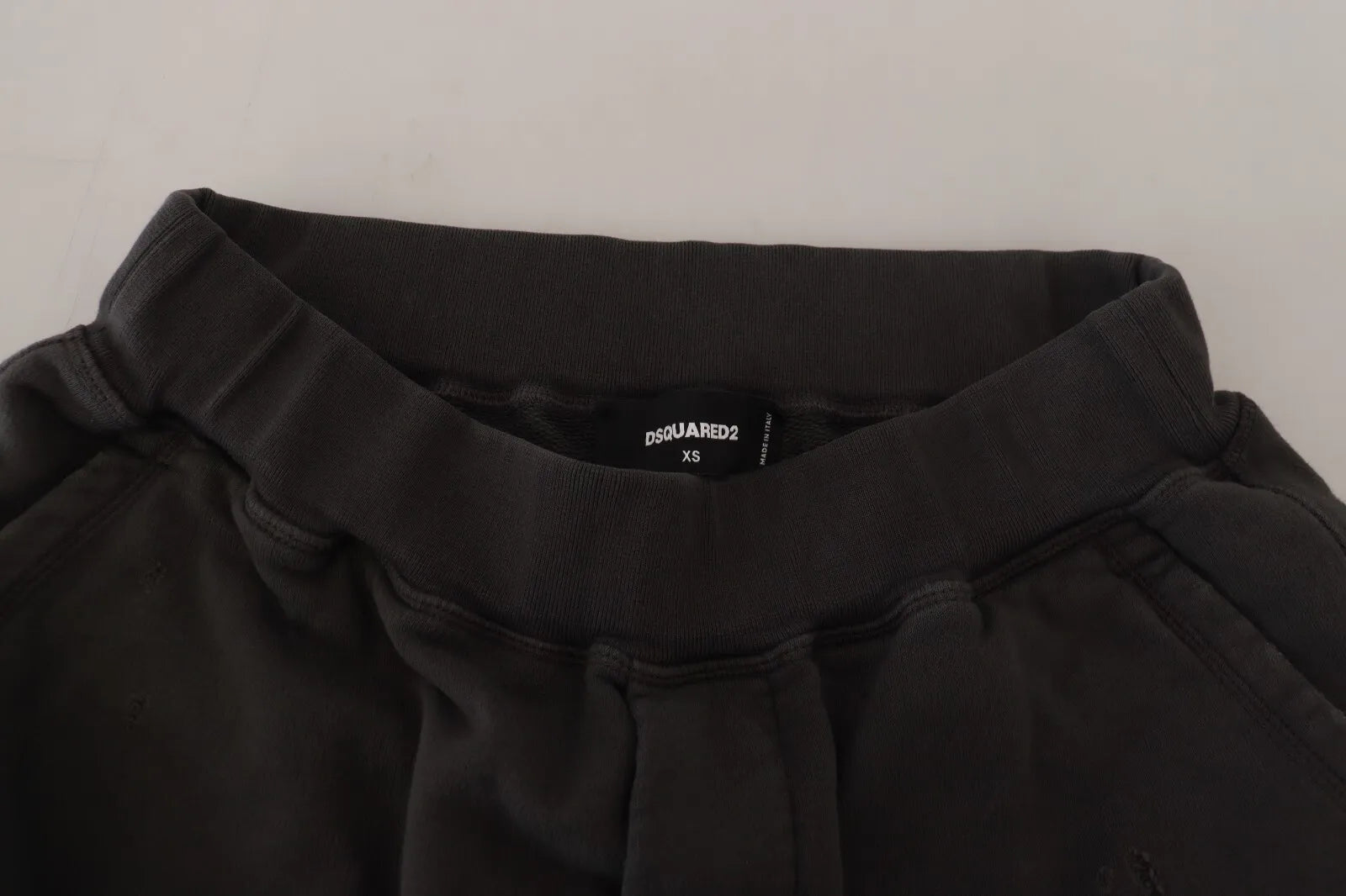 Zwarte katoenen, getailleerde, taps toelopende shorts met middelhoge taille