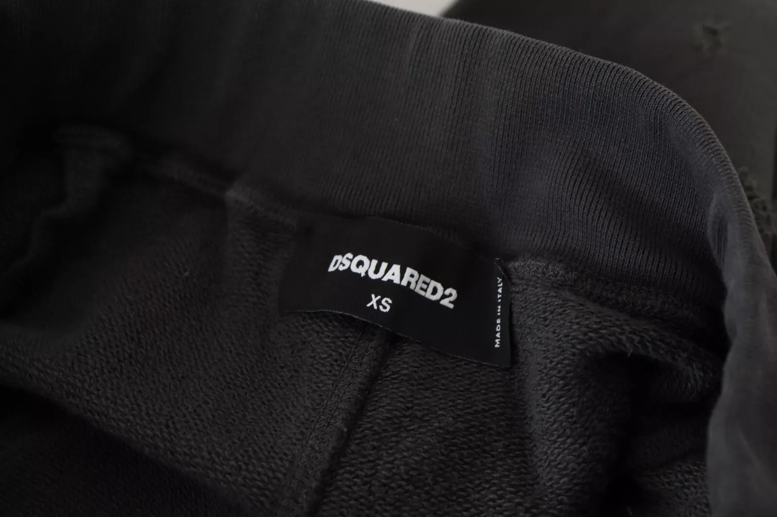 Zwarte katoenen, getailleerde, taps toelopende shorts met middelhoge taille