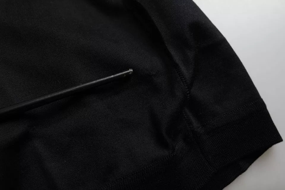 Zwarte zijden T-shirt met ronde hals en korte mouwen