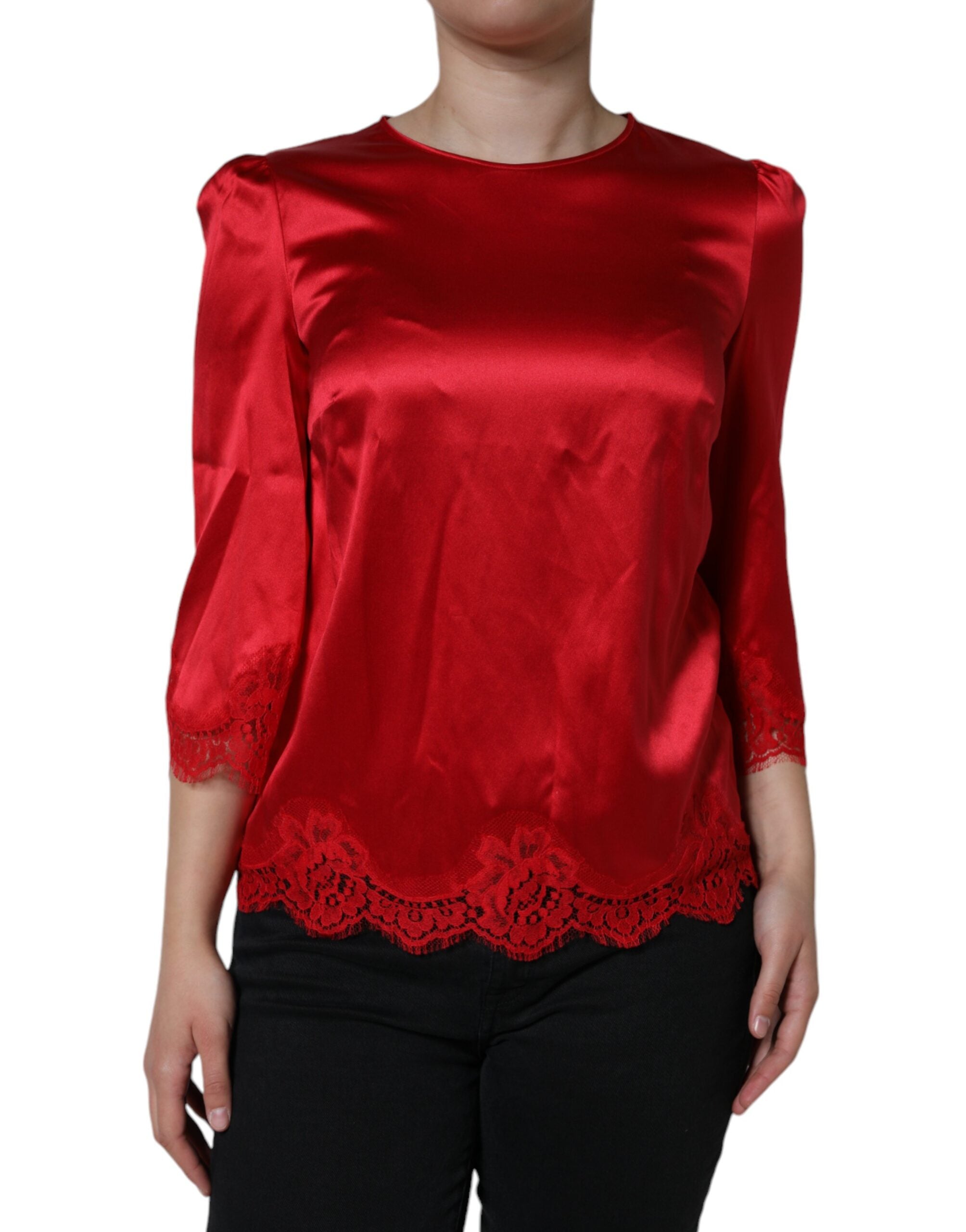 Rode satijnen blouse met ronde hals en kanten rand