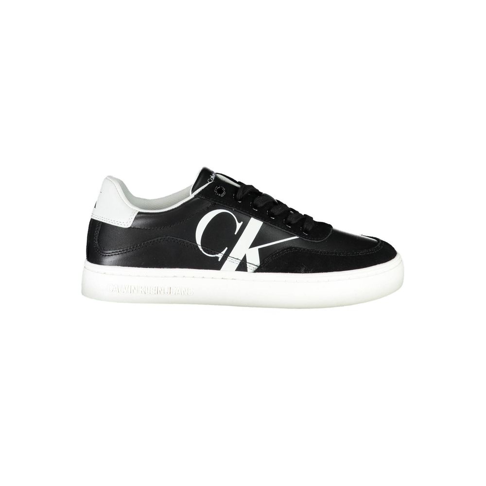 Strakke zwarte vetersneakers met contrasterende details