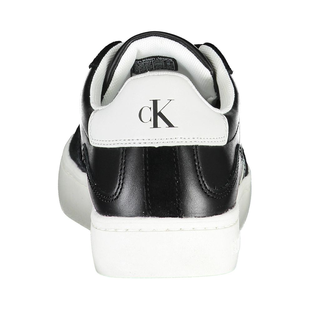 Strakke zwarte vetersneakers met contrasterende details
