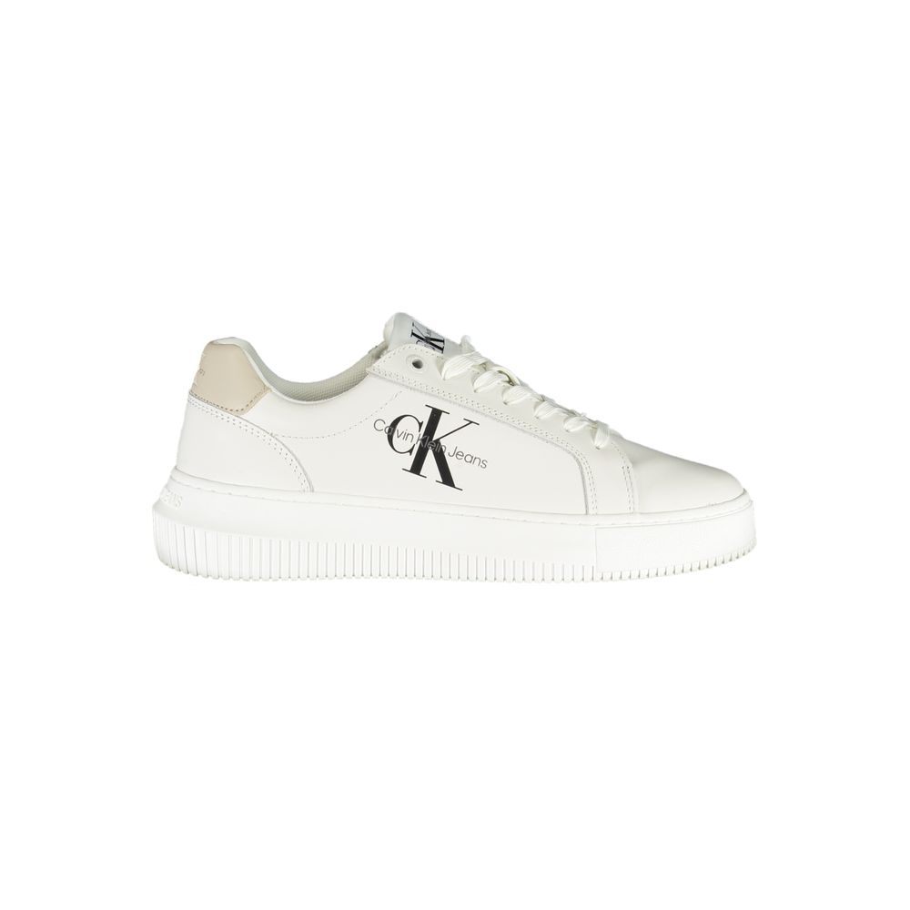 Chique witte veterschoenen met contrasterende details