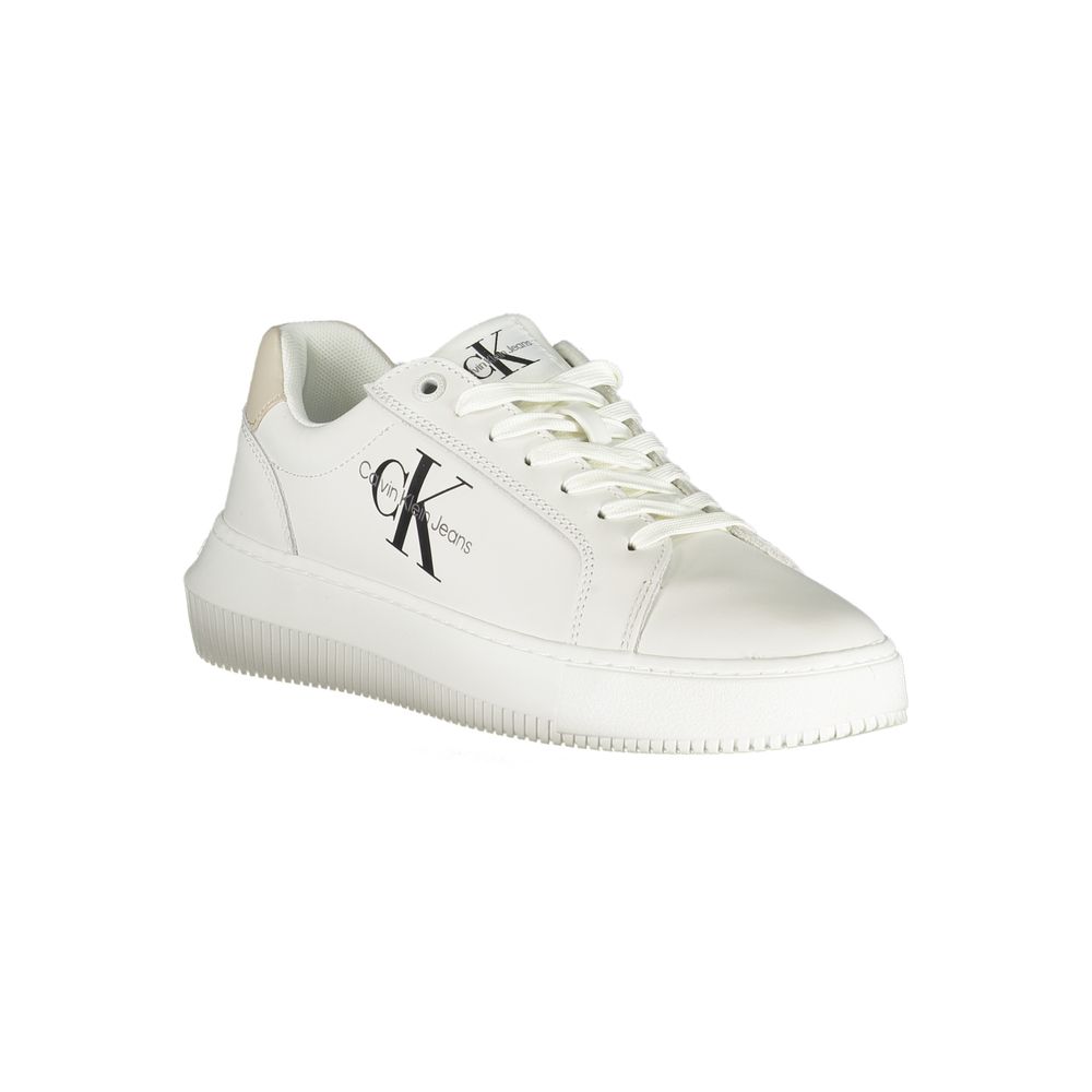 Chique witte veterschoenen met contrasterende details