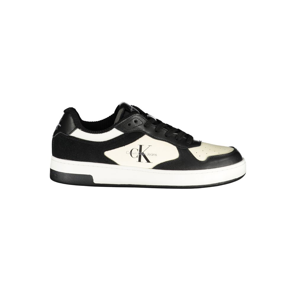 Strakke zwarte sneakers met contrasterende details