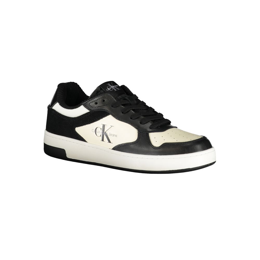 Strakke zwarte sneakers met contrasterende details