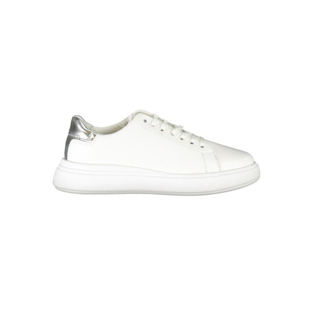 Chique witte sneakers met contrasterende details