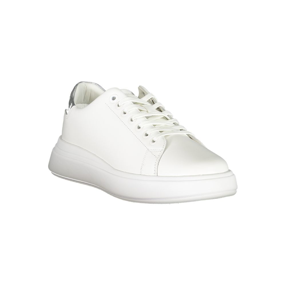 Chique witte sneakers met contrasterende details